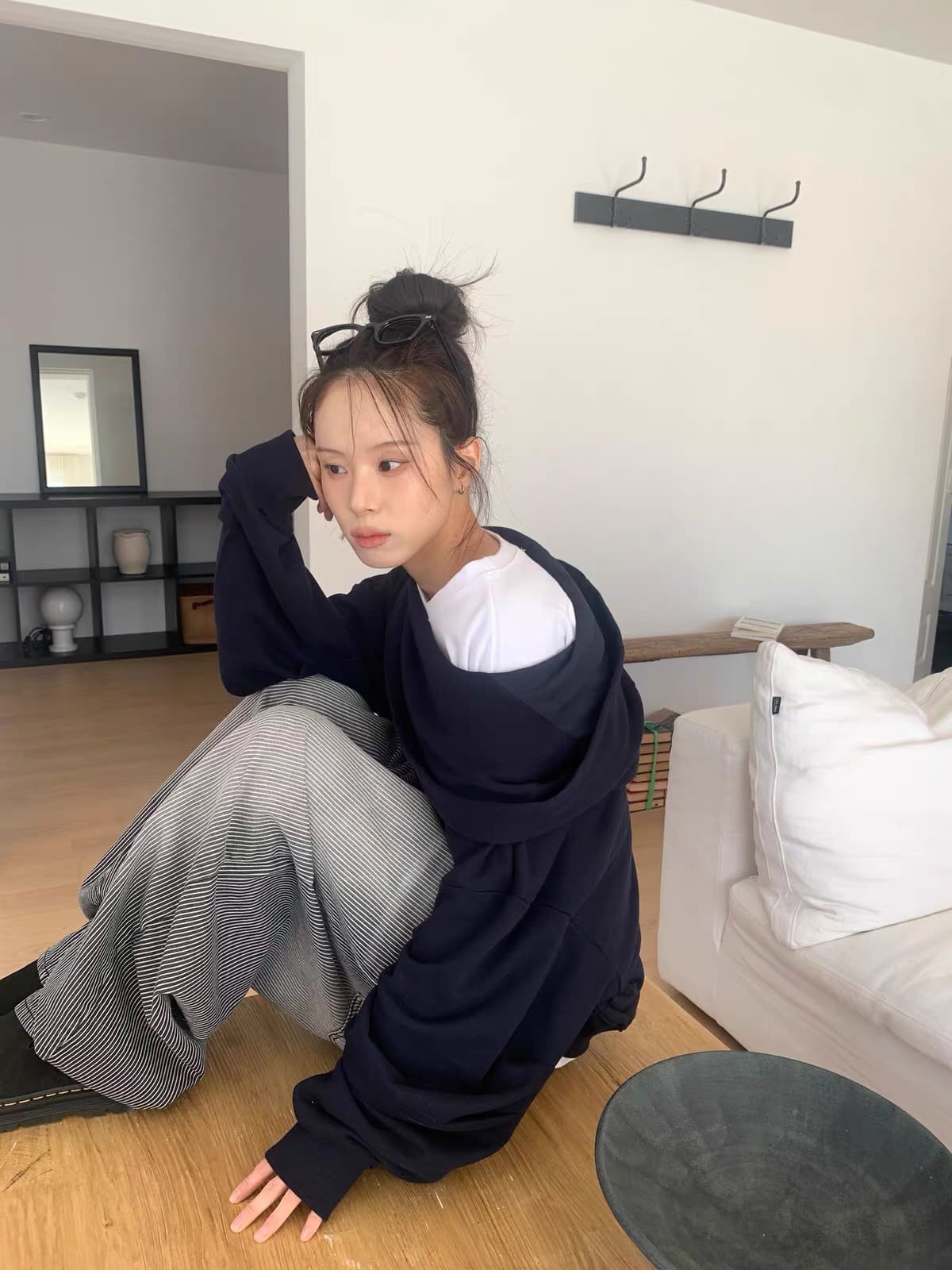 있음 창고 다용도 오프숄더 후드 티 스웨터 상세 이미지 9