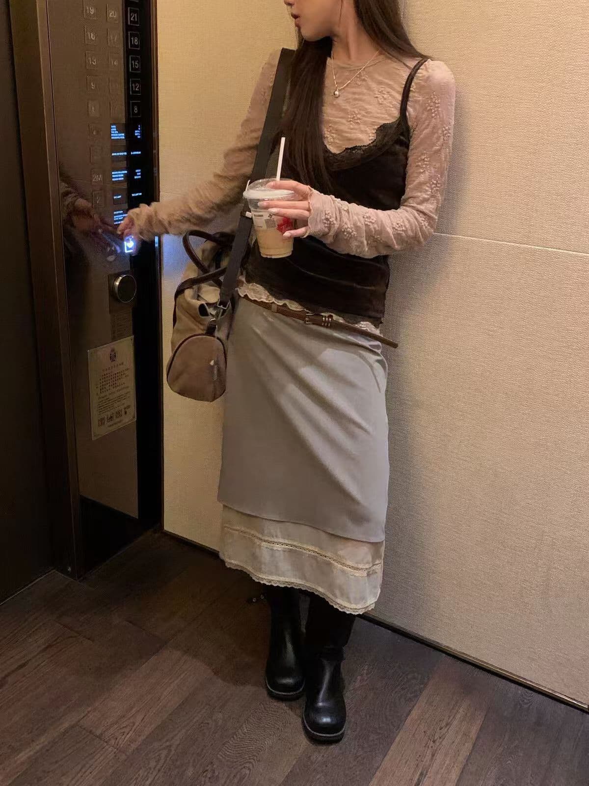 있음 창고 2026 이른 가을 새로운 프랑스식 레이스 몸매 가꾸기 긴팔 티셔츠 여성 기본 셔츠 상세 이미지 3