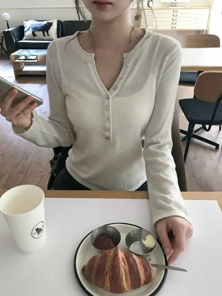 재고 있음 한국 ins 가을의 날 헨리 칼라 품격 느긋한 조개 버클 긴팔 니트 스웨터 여성 긴 소매 만나는 맨위 상세 이미지 25