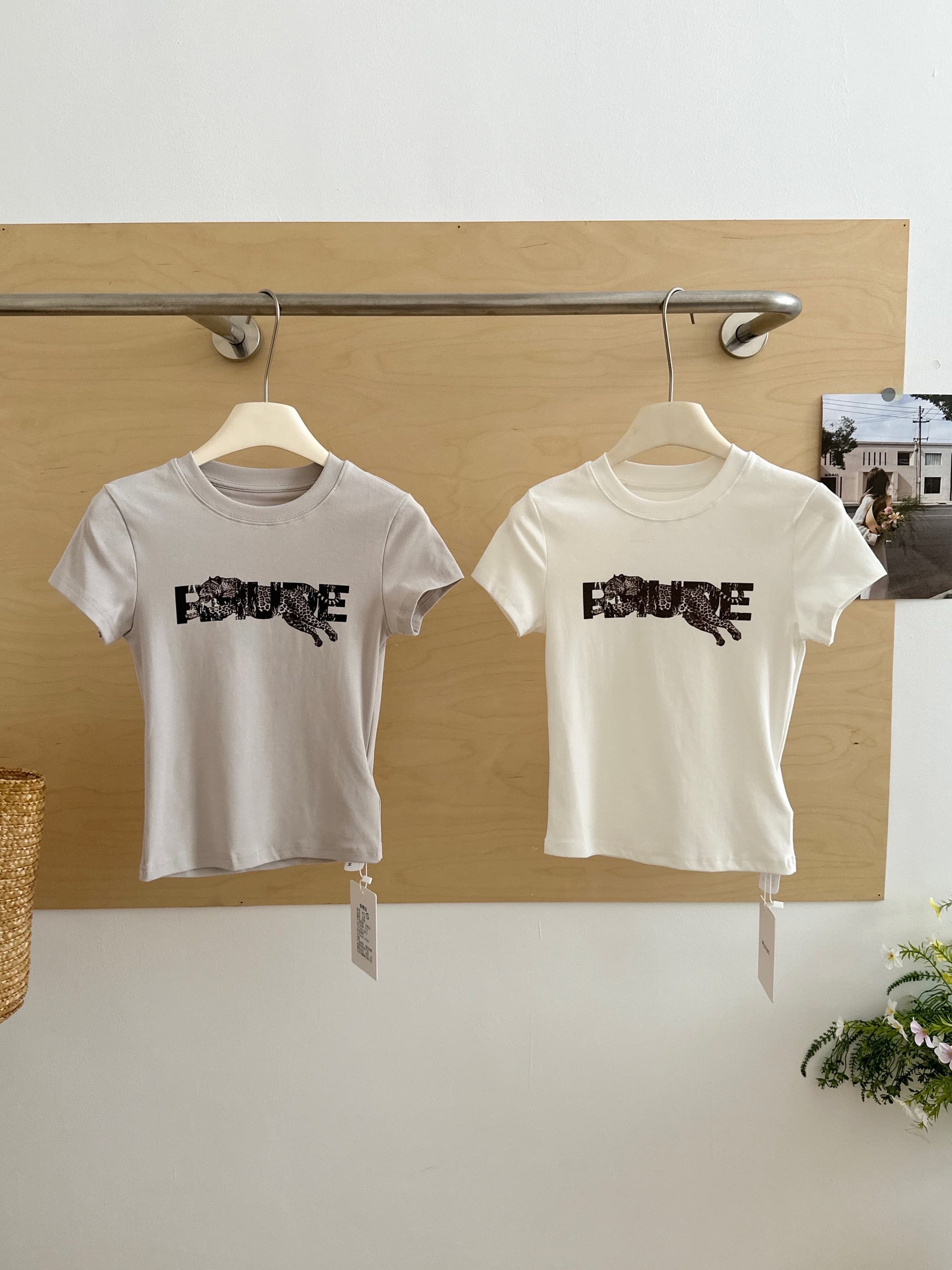 sunoneone 허리 수축 라운드 넥 디자인 센스 알파벳 프린트 반팔 티셔츠 여성 봄 쇼트 스타일 몸매 가꾸기 긍정적 인 어깨 의류 상세 이미지 18