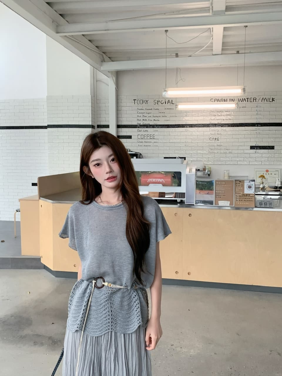 정가 실사 홀로우 아웃 물결무늬 곡물 니트 반팔 맨위 불규칙 플리츠 반신 스커트 고급 회색 세트 상세 이미지 15