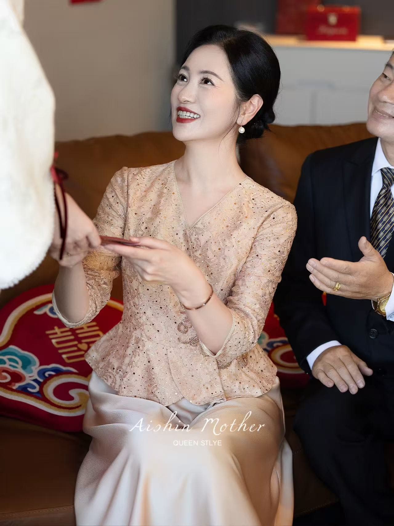안녕하세요. 시어머니 결혼 연회 로드 중 품격 빛 럭셔리 엄마 결혼 고급 치파오 드레스 품격 이미지 3