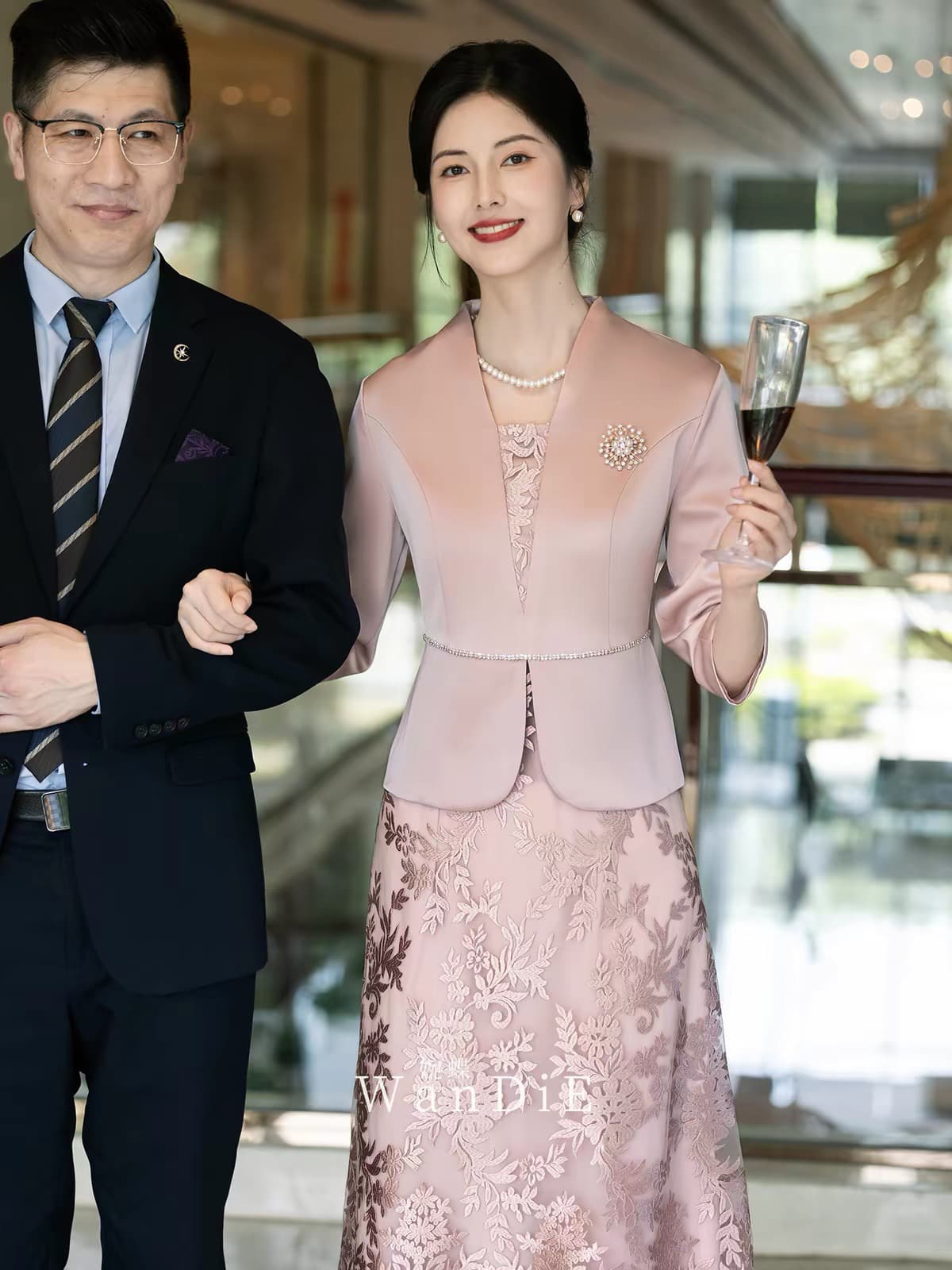 핑크색 엄마 결혼 연회 예복 고급 빛 럭셔리 보통 웨어러블 영 안녕하세요. 시어머니 5 월 결혼 치파오 드레스 이미지 3