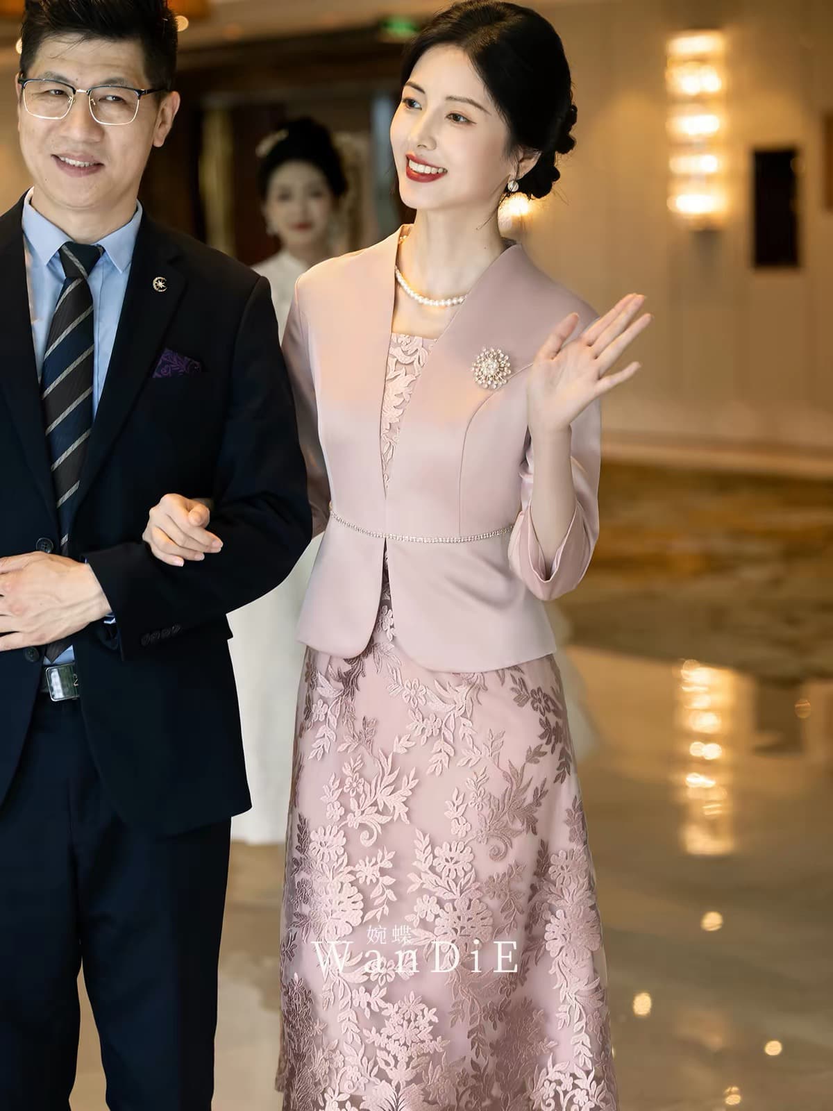핑크색 엄마 결혼 연회 예복 고급 빛 럭셔리 보통 웨어러블 영 안녕하세요. 시어머니 5 월 결혼 치파오 드레스 이미지 4