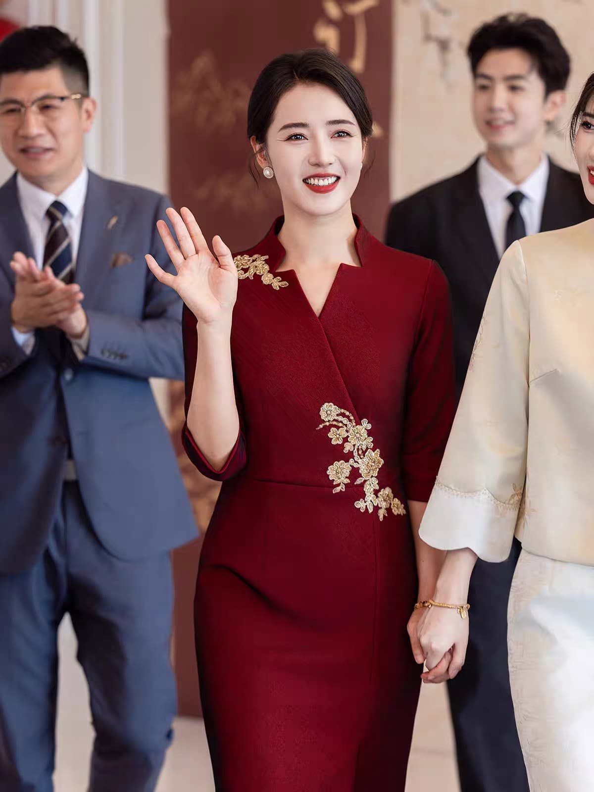 안녕하세요. 시어머니 결혼식 서비스 2026 새로운 빨간색 영 어머니 드레스 결혼 새로운 중식 치파오 가을 겨울