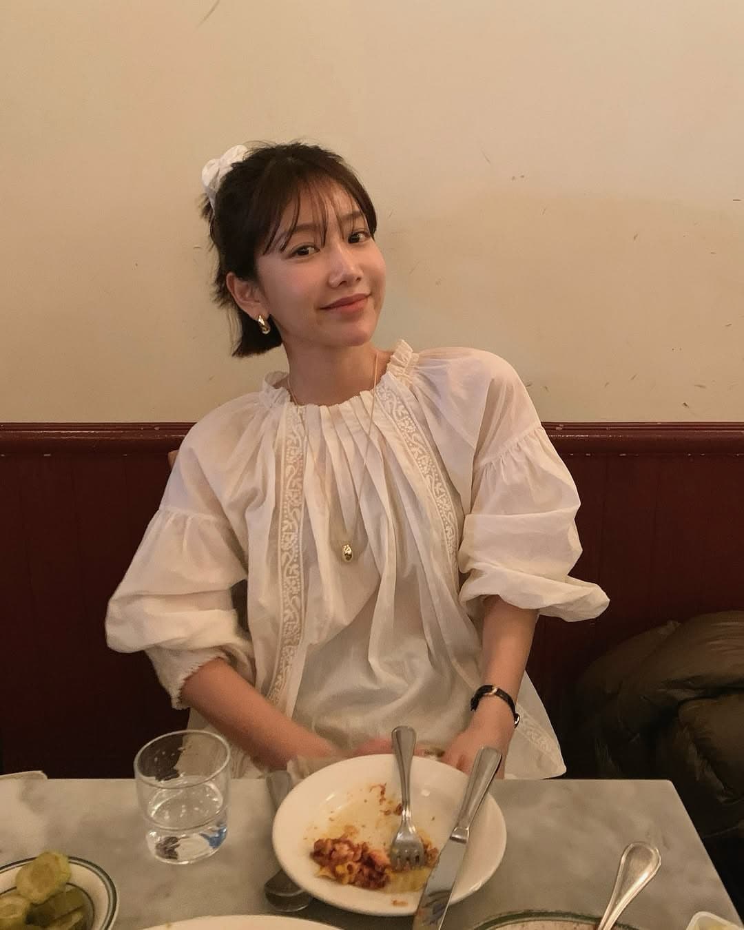 있음 선적 둘 색상 자수 수공 Pleat 루즈핏 긴팔 셔츠 상세 이미지 1
