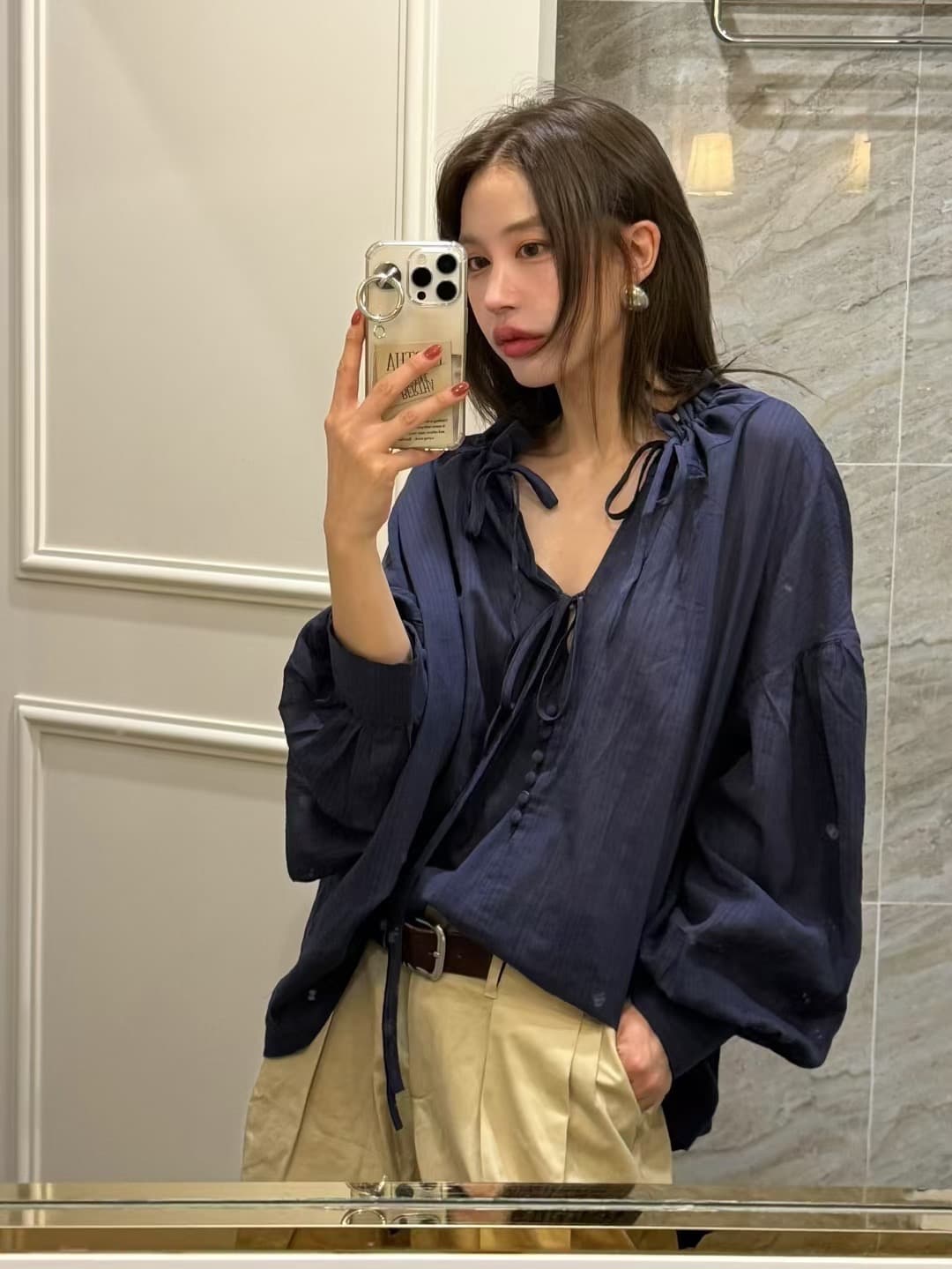 있음 선적 한 부서 느슨함 센스 마이크로 ~을 통해 삼색 루즈핏 V넥 레이스 업 셔츠 상세 이미지 4