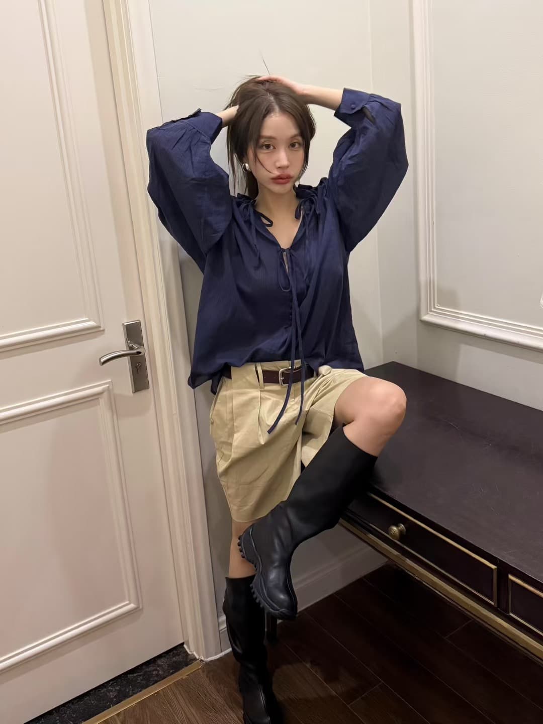 있음 선적 한 부서 느슨함 센스 마이크로 ~을 통해 삼색 루즈핏 V넥 레이스 업 셔츠 상세 이미지 5