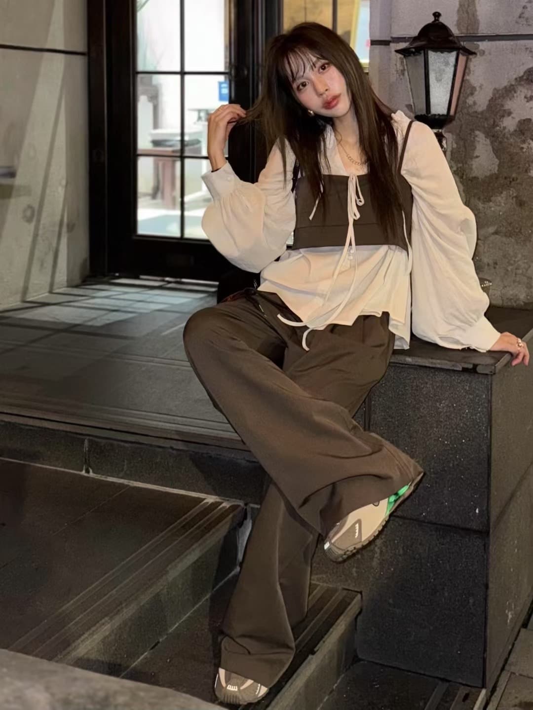 있음 선적 한 부서 느슨함 센스 마이크로 ~을 통해 삼색 루즈핏 V넥 레이스 업 셔츠 상세 이미지 12