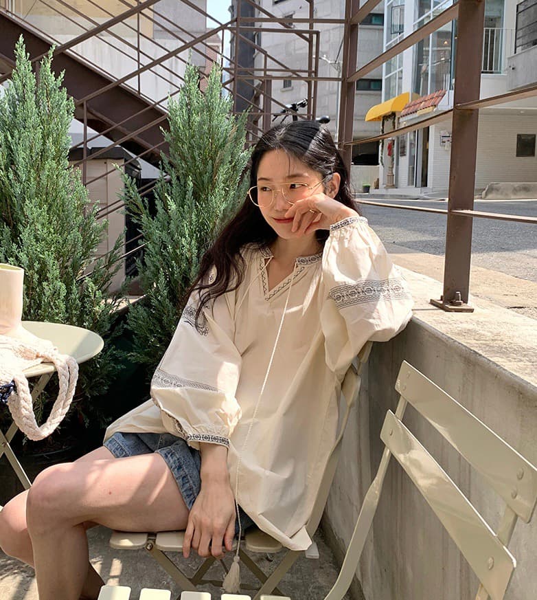 있음 선적 프랑스식 자수 루즈핏 레이스 업 셔츠 이미지 2
