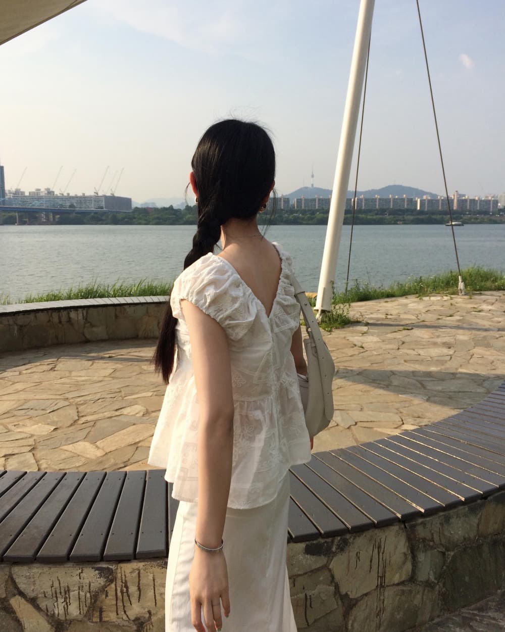 있음 선적 흑인과 백인 색상 전후 V넥 자수 민소매 맨위 상세 이미지 3