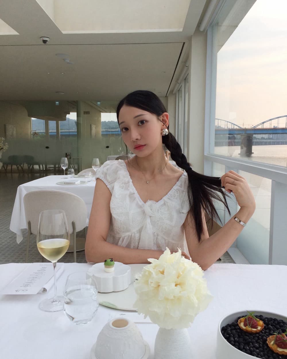있음 선적 흑인과 백인 색상 전후 V넥 자수 민소매 맨위 상세 이미지 11