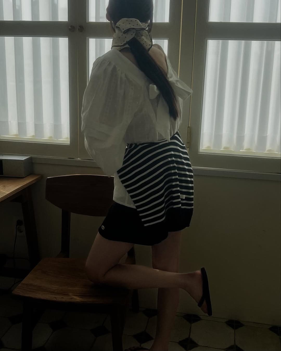 있음 선적 이후 칼라 부서 벨트 측면 칼라 루즈핏 셔츠 상세 이미지 14