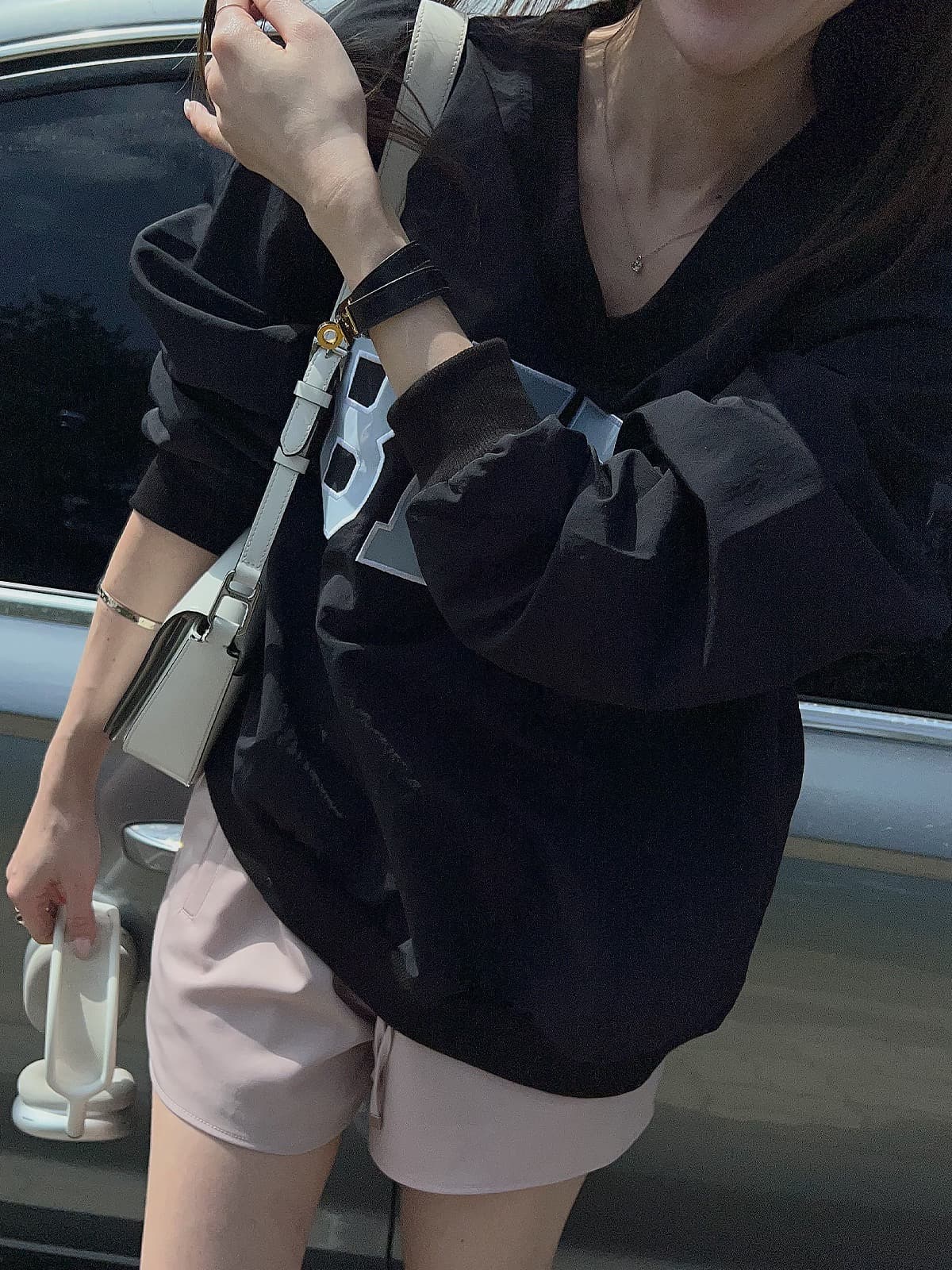 있음 선적 한 부서 캐주얼 바람 V넥 루즈핏 알파벳 패치 자수 V넥 맨위 상세 이미지 3