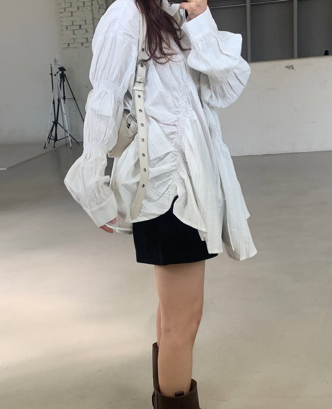 있음 선적 한 부서 디자인 센스 명중 가져 가라. 주름 비대칭 긴팔 여성 셔츠 싱글 줄 버튼 상세 이미지 3