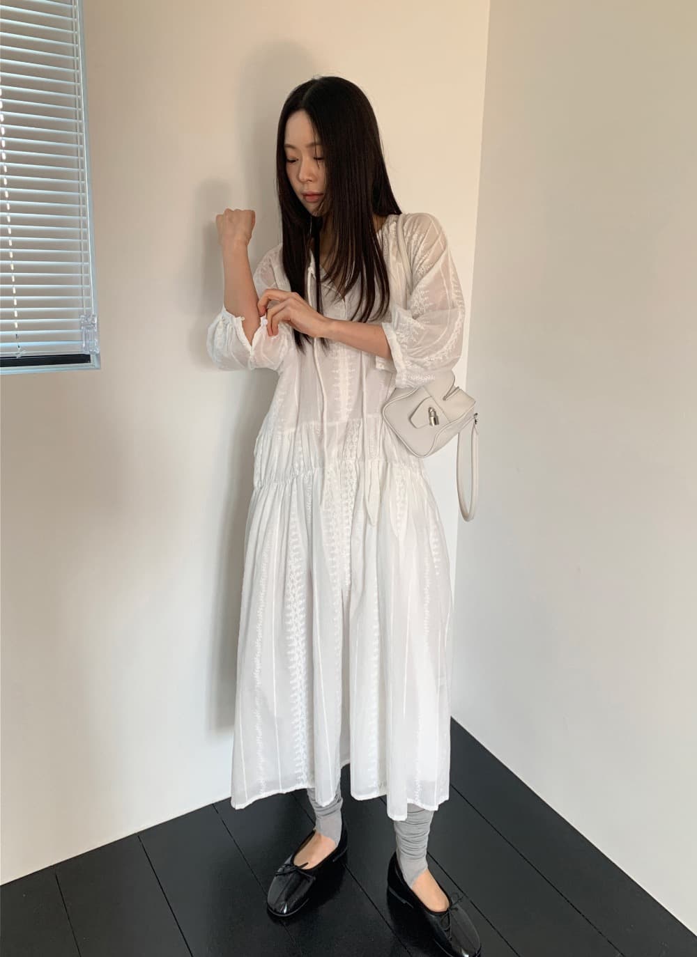있음 선적 한 부서 순수한 흰색 자수 7부 소매 롱 코트 큰 진자 드레스 이미지 2