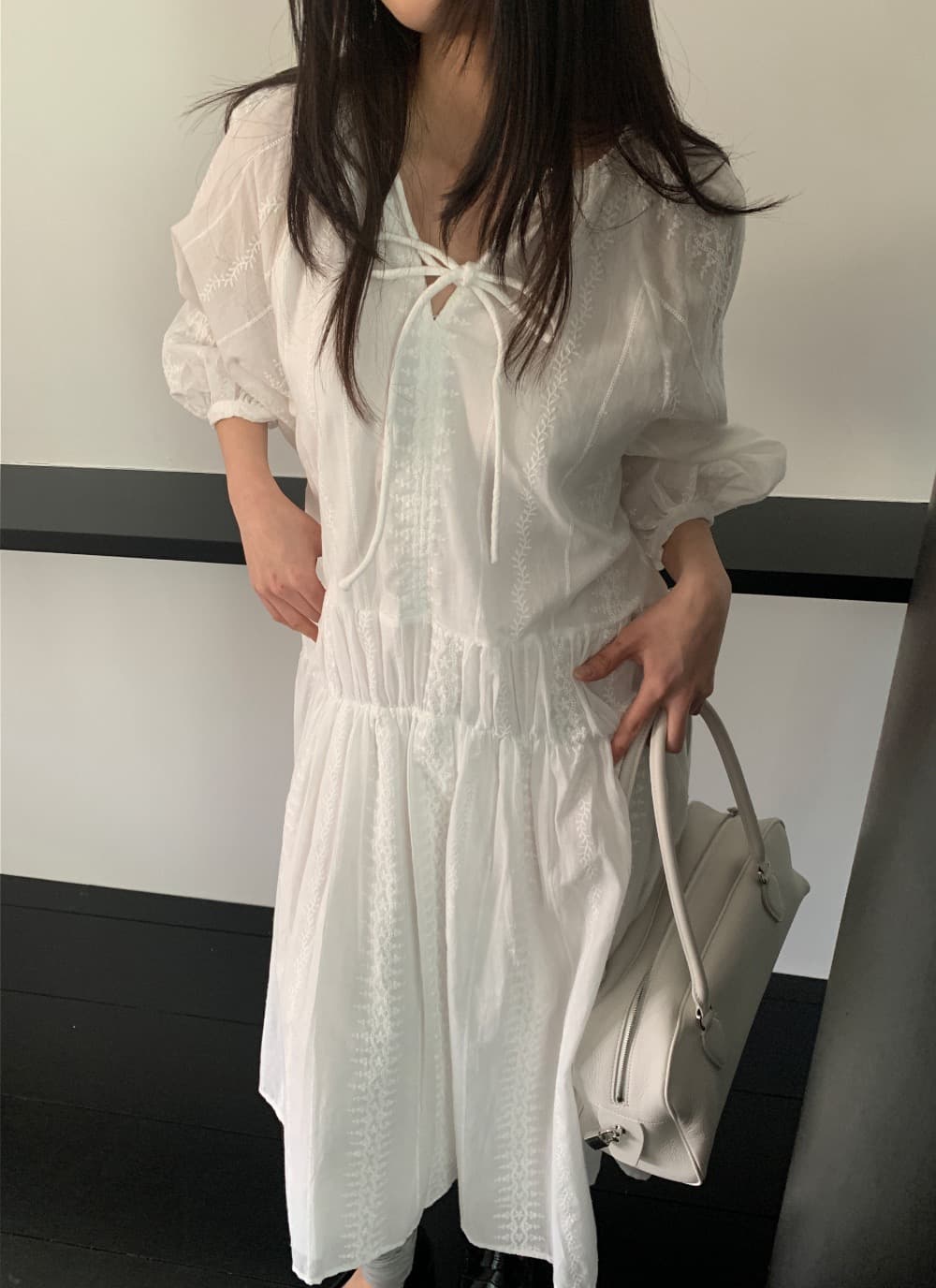 있음 선적 한 부서 순수한 흰색 자수 7부 소매 롱 코트 큰 진자 드레스 이미지 3