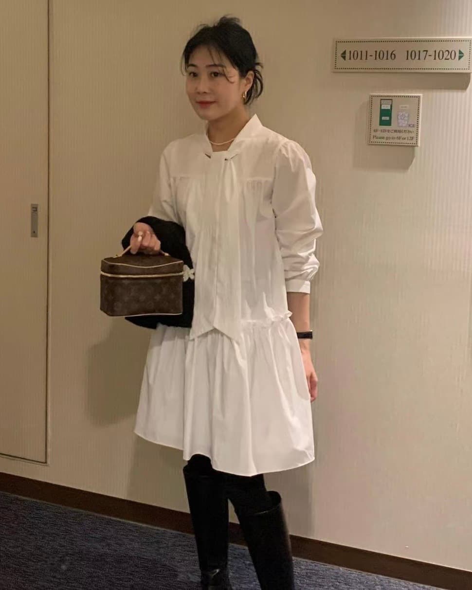 있음 선적 한 부서 흑인과 백인 색상 긴팔 칼라 레이스업 루즈핏 드레스