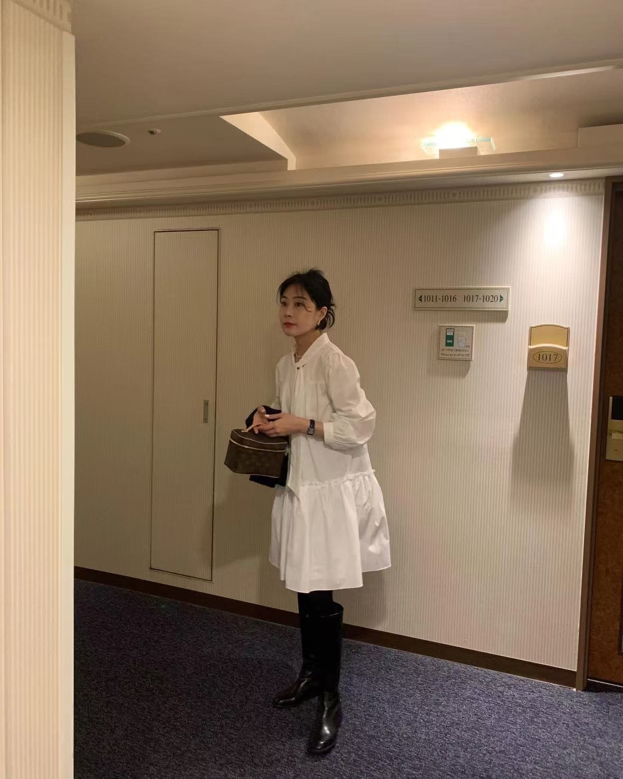있음 선적 한 부서 흑인과 백인 색상 긴팔 칼라 레이스업 루즈핏 드레스 상세 이미지 1