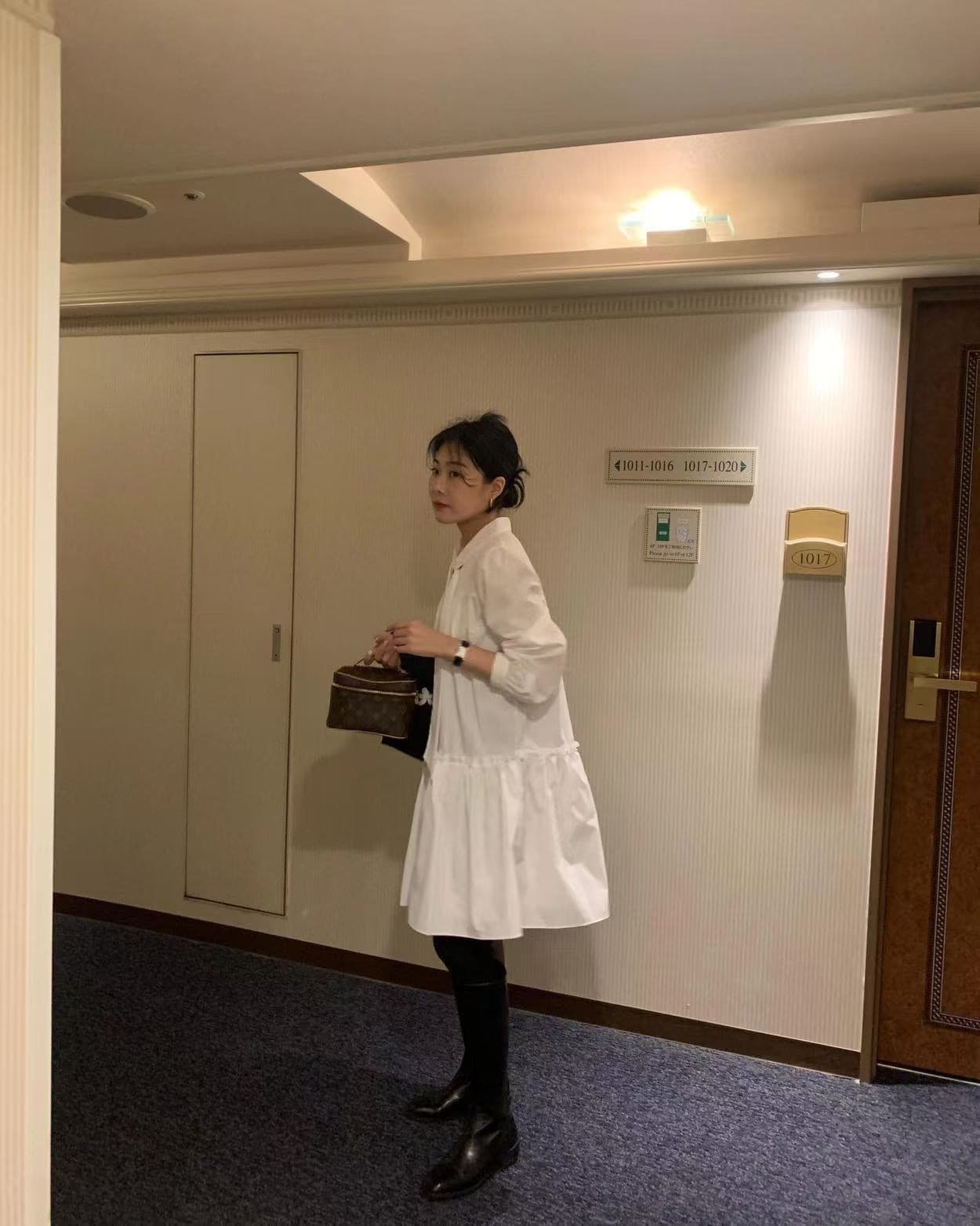 있음 선적 한 부서 흑인과 백인 색상 긴팔 칼라 레이스업 루즈핏 드레스 상세 이미지 3
