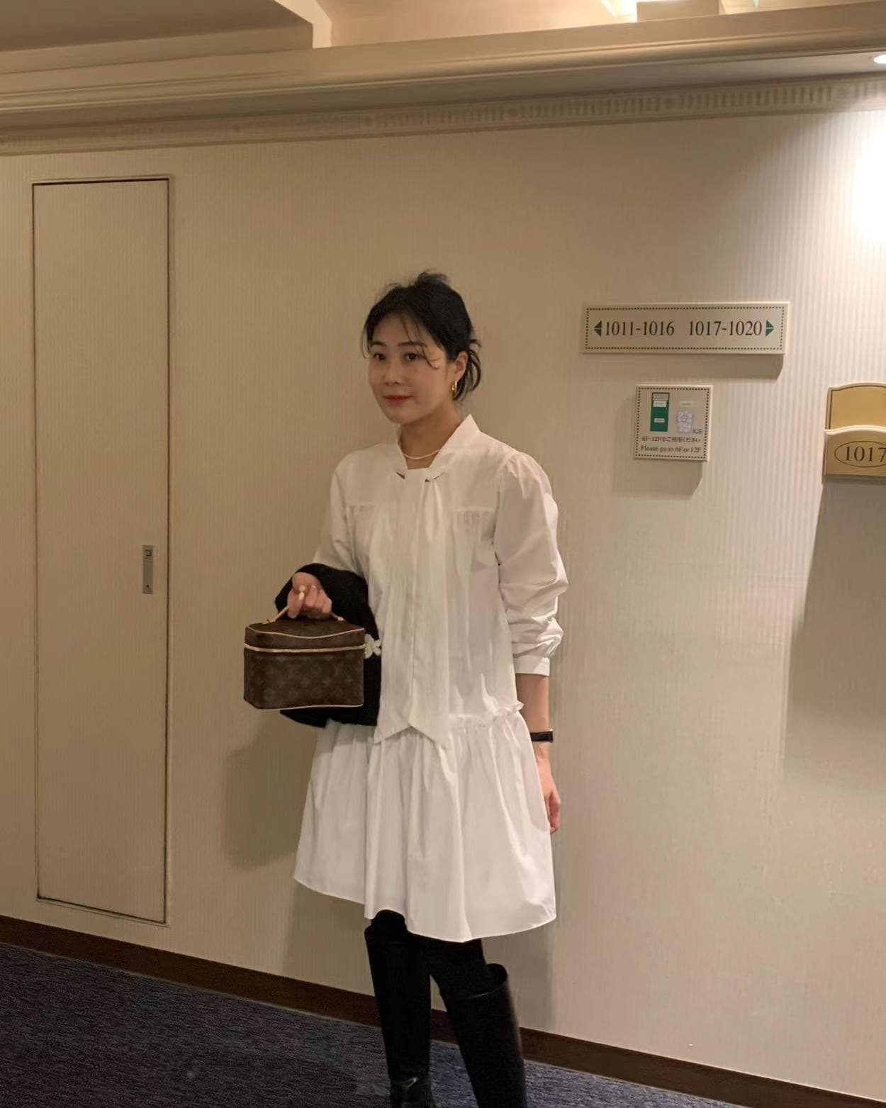 있음 선적 한 부서 흑인과 백인 색상 긴팔 칼라 레이스업 루즈핏 드레스 상세 이미지 4