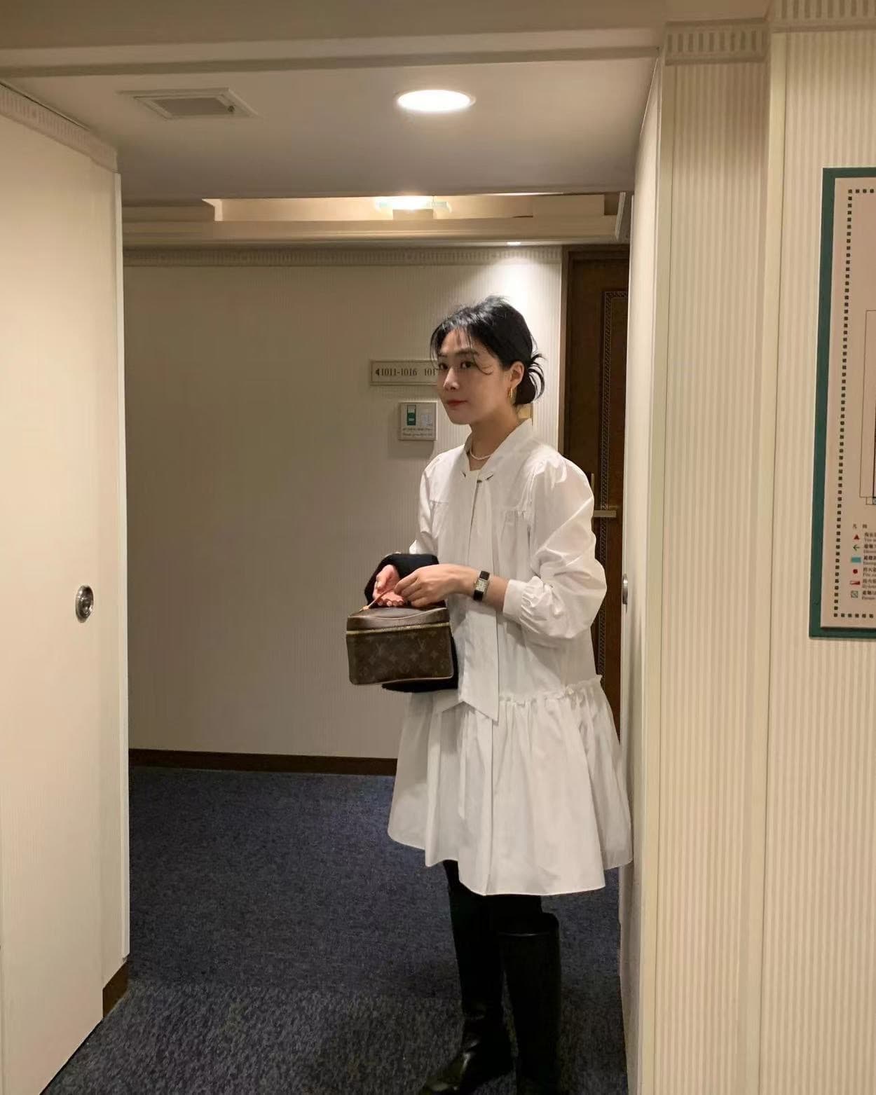 있음 선적 한 부서 흑인과 백인 색상 긴팔 칼라 레이스업 루즈핏 드레스 상세 이미지 5