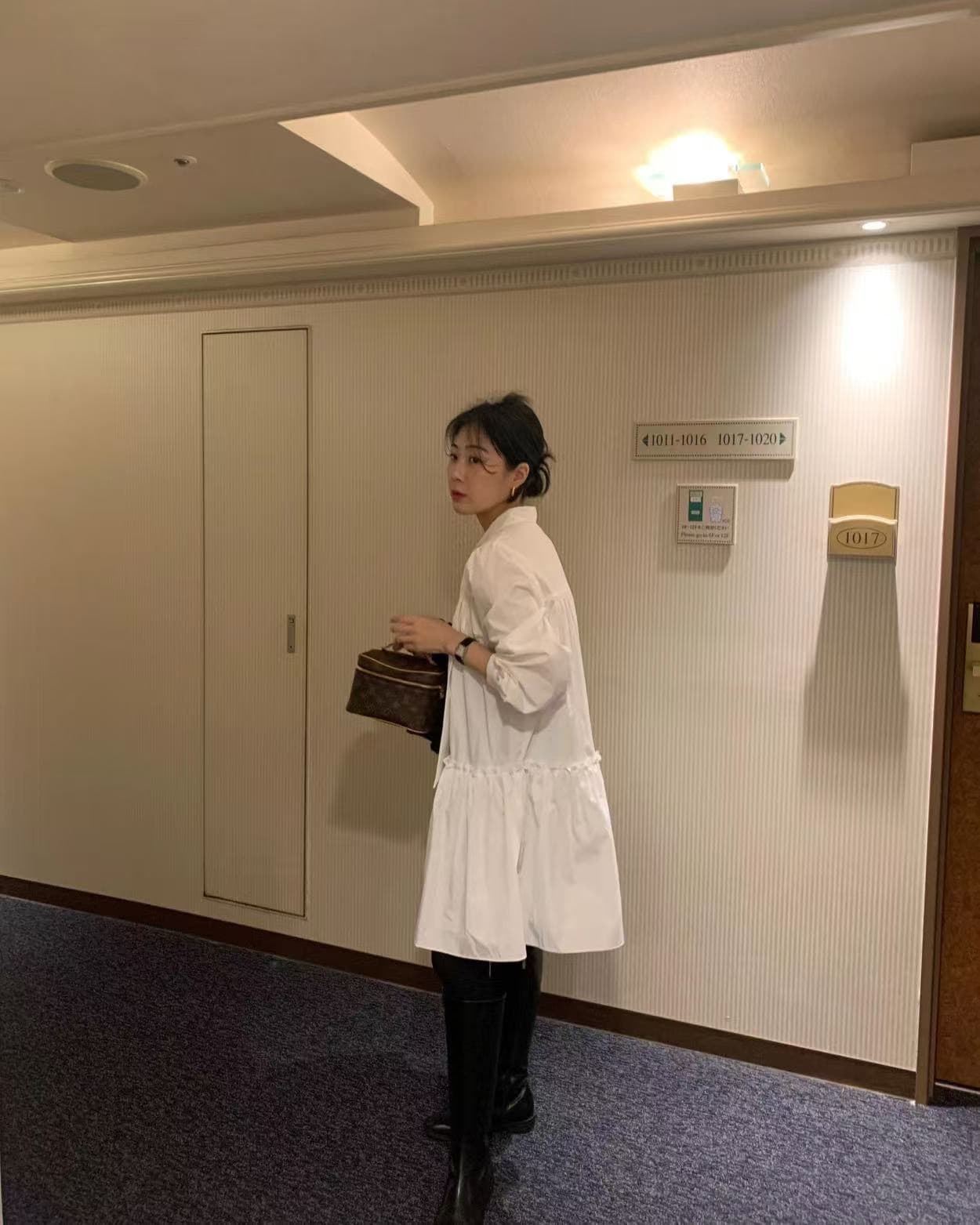 있음 선적 한 부서 흑인과 백인 색상 긴팔 칼라 레이스업 루즈핏 드레스 상세 이미지 8