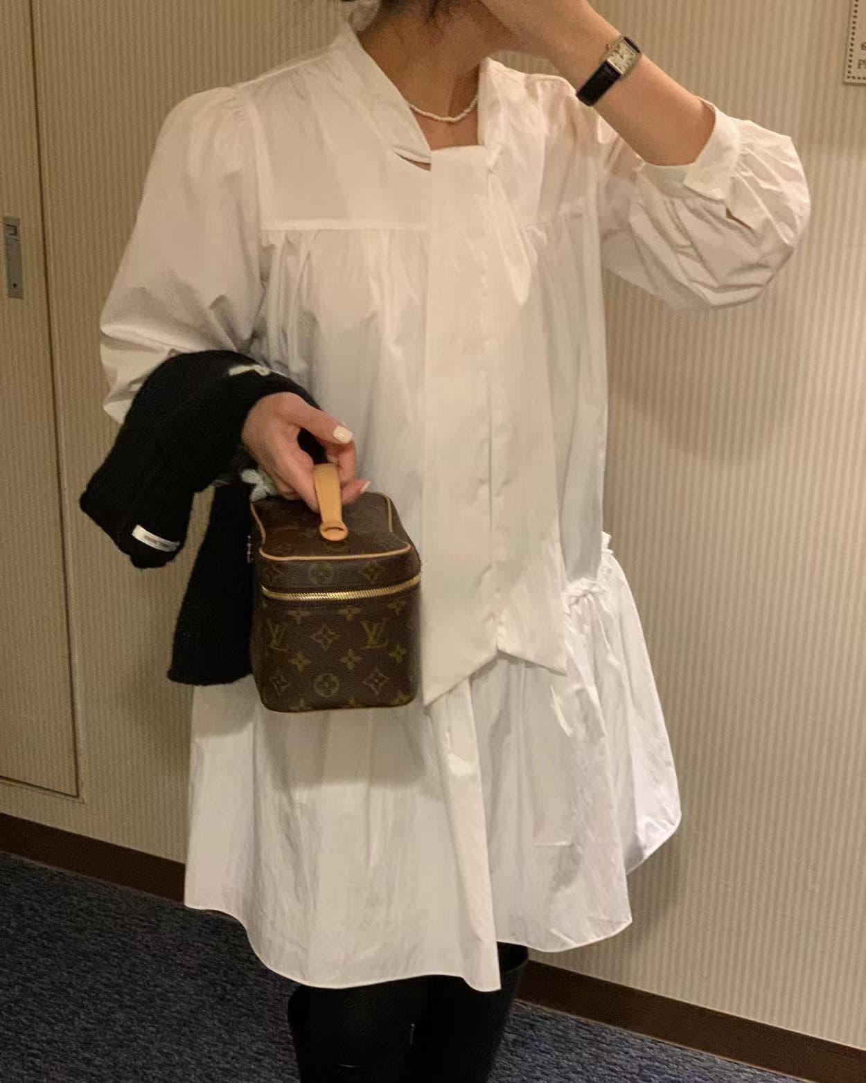 있음 선적 한 부서 흑인과 백인 색상 긴팔 칼라 레이스업 루즈핏 드레스 상세 이미지 9
