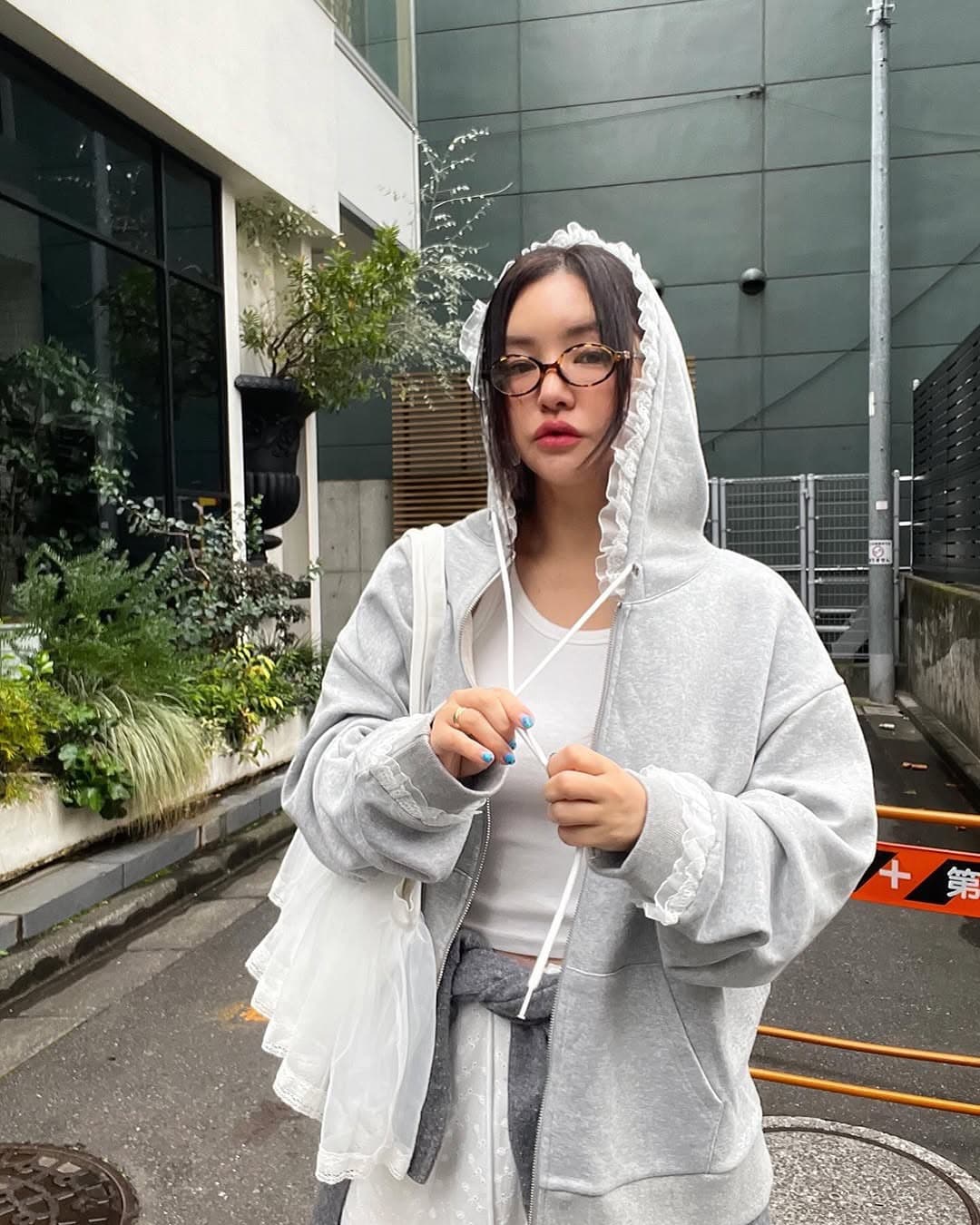 있음 선적 한 부서 둘 색상 캐주얼 레이스 장식 후드 재킷