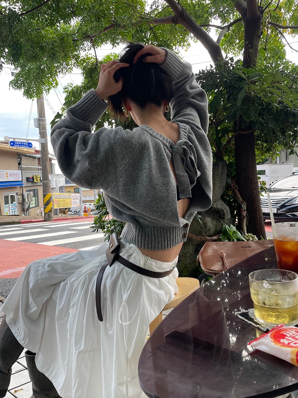 있음 선적 한 부서 레이스업 홀로우 아웃 단추 한 알 라운드 넥 긴팔 스웨터 상세 이미지 7