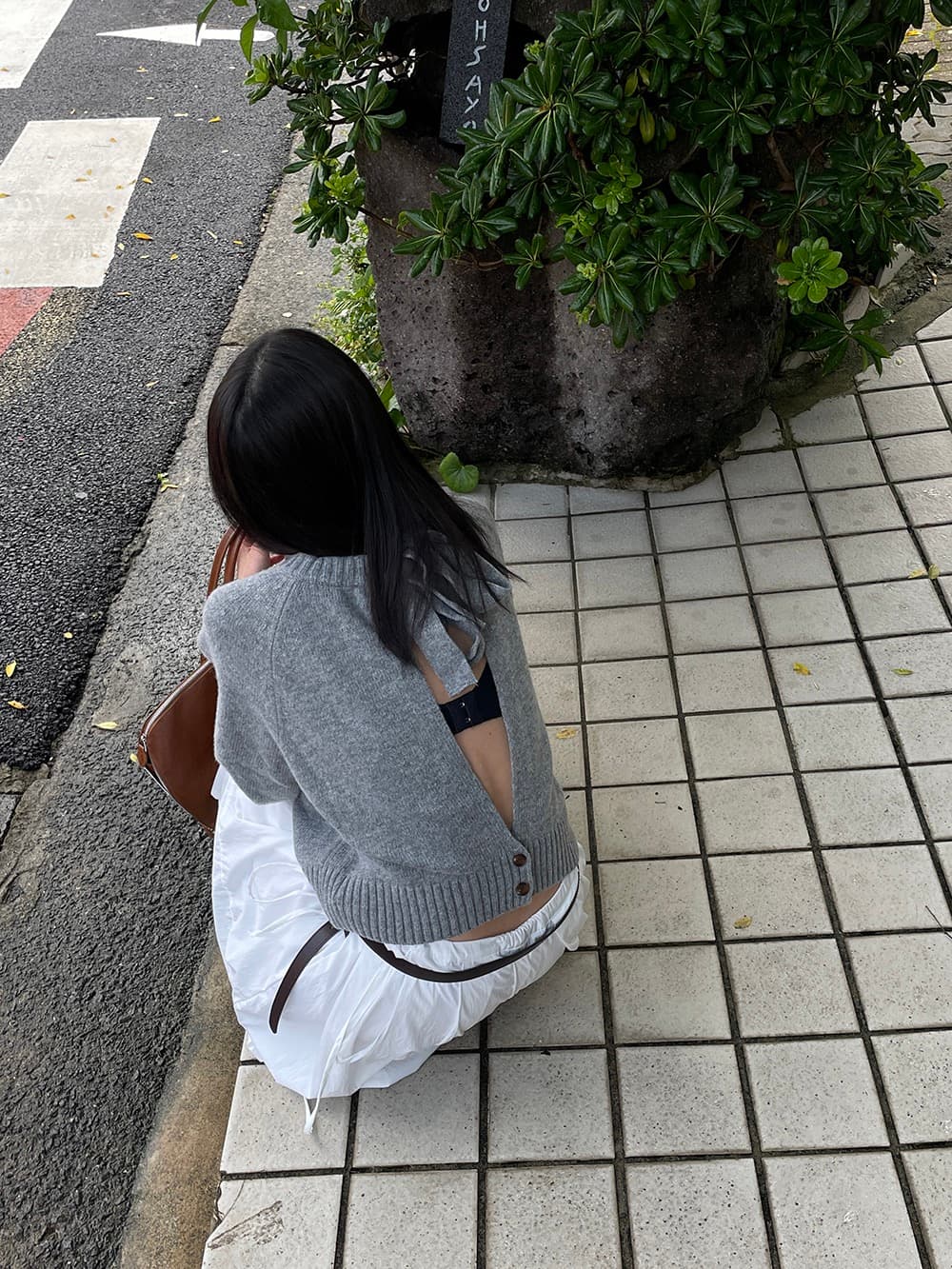있음 선적 한 부서 레이스업 홀로우 아웃 단추 한 알 라운드 넥 긴팔 스웨터 상세 이미지 11