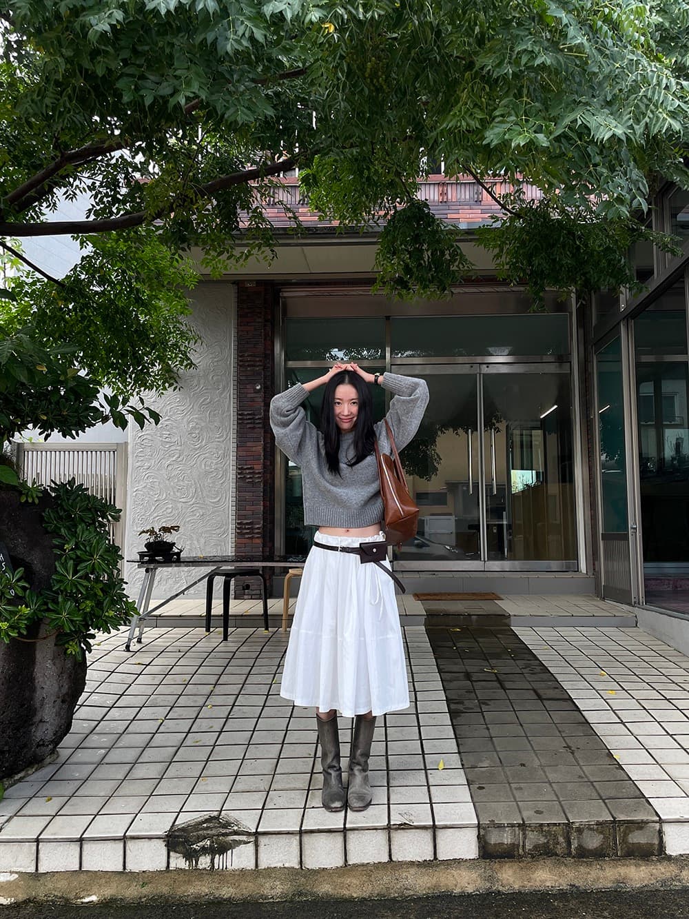 있음 선적 한 부서 레이스업 홀로우 아웃 단추 한 알 라운드 넥 긴팔 스웨터 상세 이미지 13