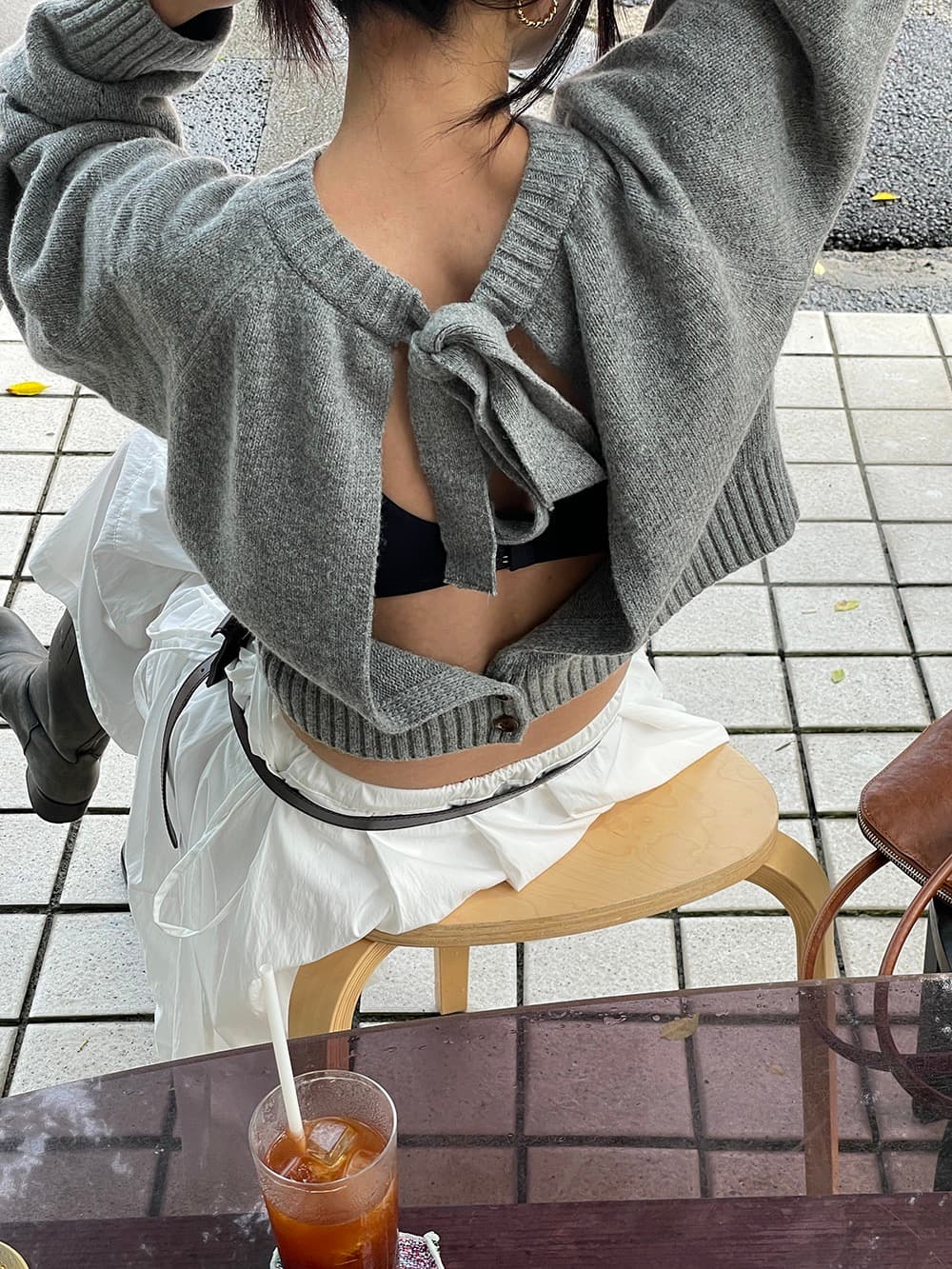 있음 선적 한 부서 레이스업 홀로우 아웃 단추 한 알 라운드 넥 긴팔 스웨터 상세 이미지 16