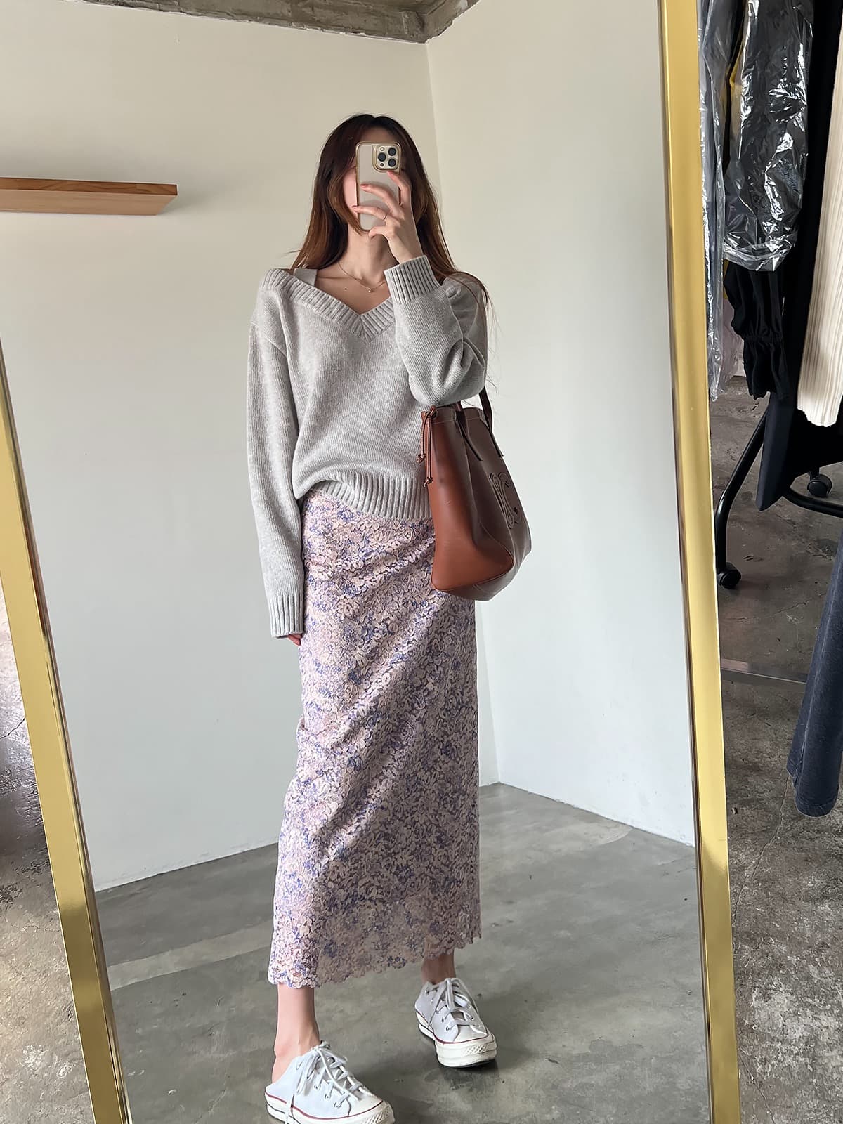 있음 선적 한 부서 느긋한 바람 V넥 오프숄더 루즈핏 슬림해 보이는 긴팔 풀오버 상세 이미지 4