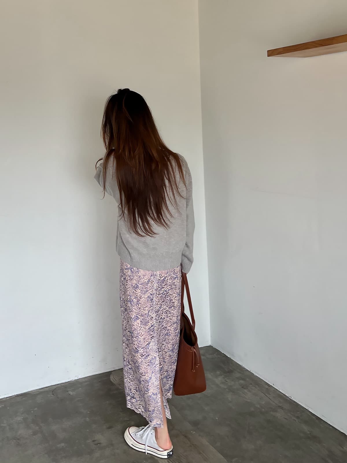 있음 선적 한 부서 느긋한 바람 V넥 오프숄더 루즈핏 슬림해 보이는 긴팔 풀오버 상세 이미지 5