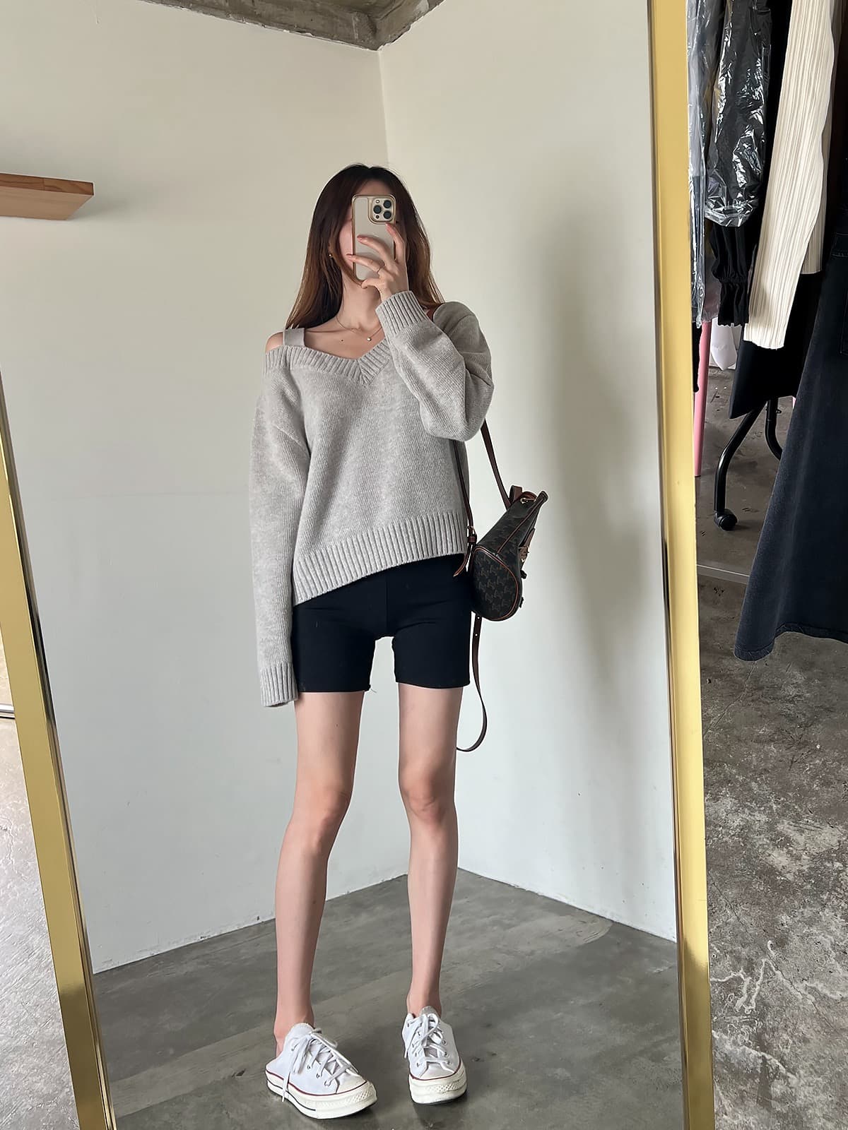 있음 선적 한 부서 느긋한 바람 V넥 오프숄더 루즈핏 슬림해 보이는 긴팔 풀오버 상세 이미지 6