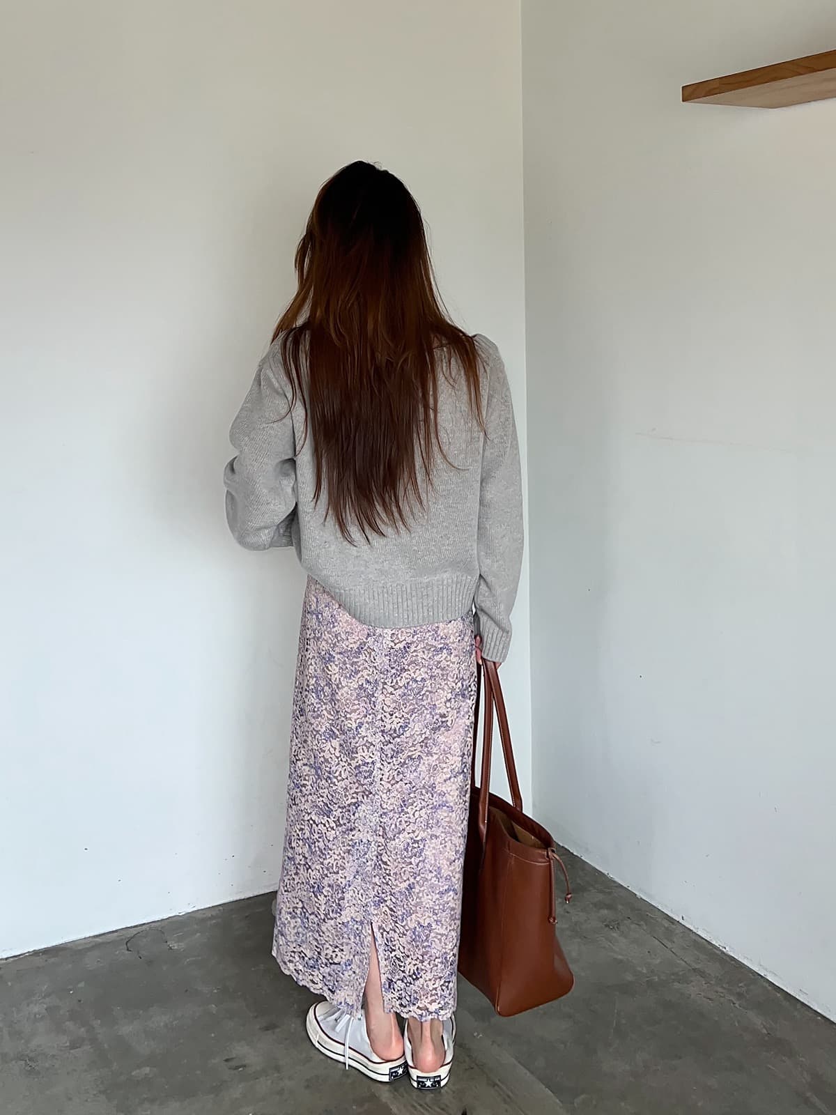 있음 선적 한 부서 느긋한 바람 V넥 오프숄더 루즈핏 슬림해 보이는 긴팔 풀오버 상세 이미지 8