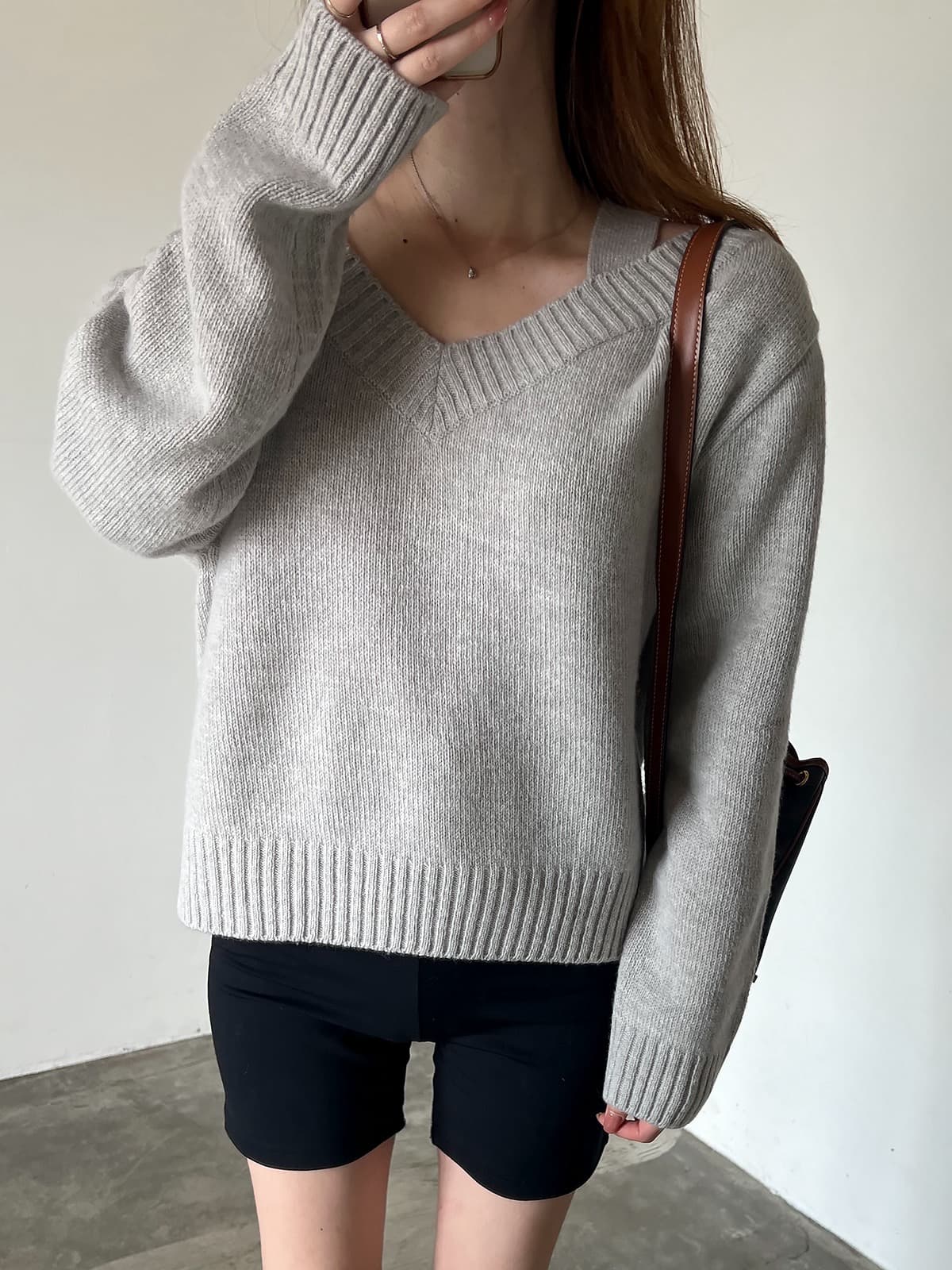 있음 선적 한 부서 느긋한 바람 V넥 오프숄더 루즈핏 슬림해 보이는 긴팔 풀오버 상세 이미지 11
