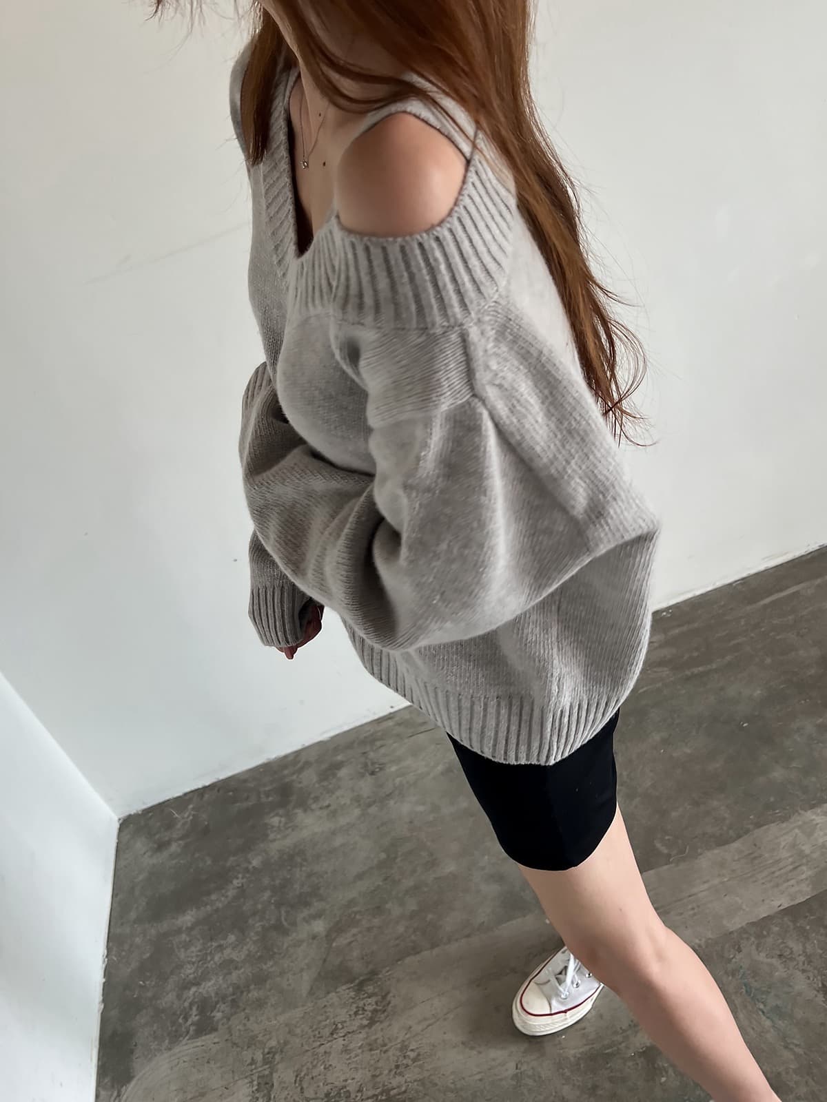 있음 선적 한 부서 느긋한 바람 V넥 오프숄더 루즈핏 슬림해 보이는 긴팔 풀오버 상세 이미지 13