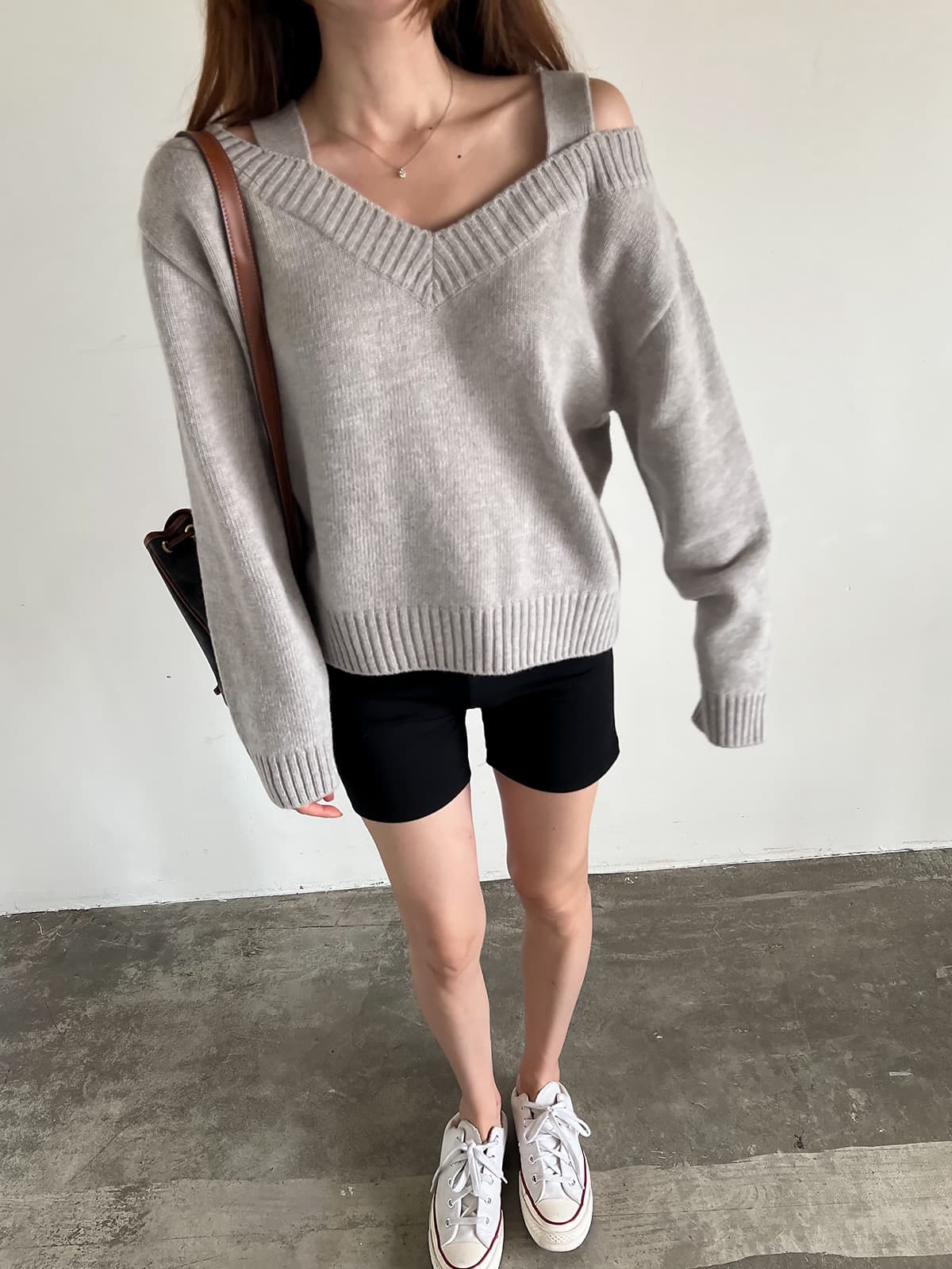 있음 선적 한 부서 느긋한 바람 V넥 오프숄더 루즈핏 슬림해 보이는 긴팔 풀오버 상세 이미지 14