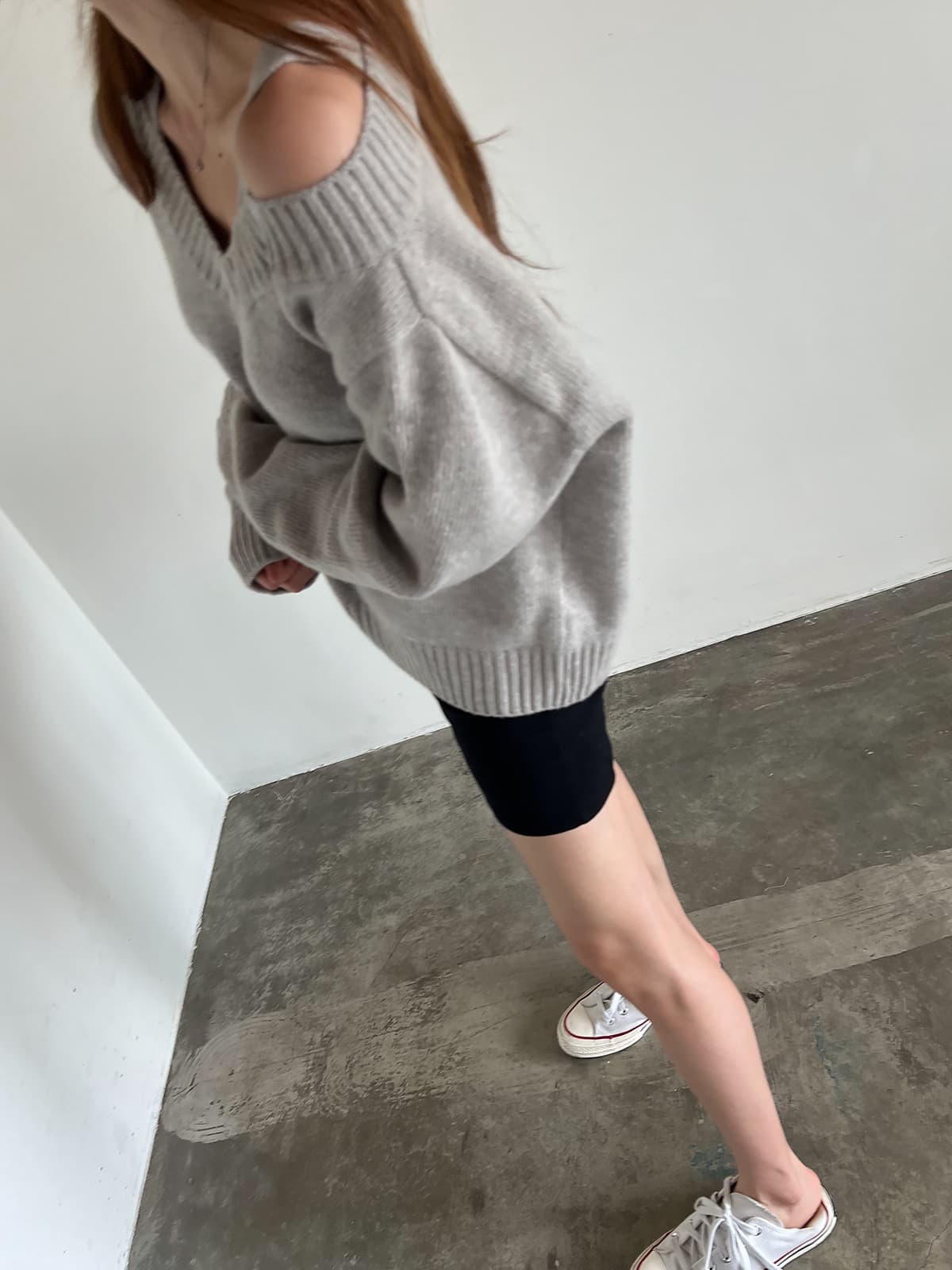 있음 선적 한 부서 느긋한 바람 V넥 오프숄더 루즈핏 슬림해 보이는 긴팔 풀오버 상세 이미지 15