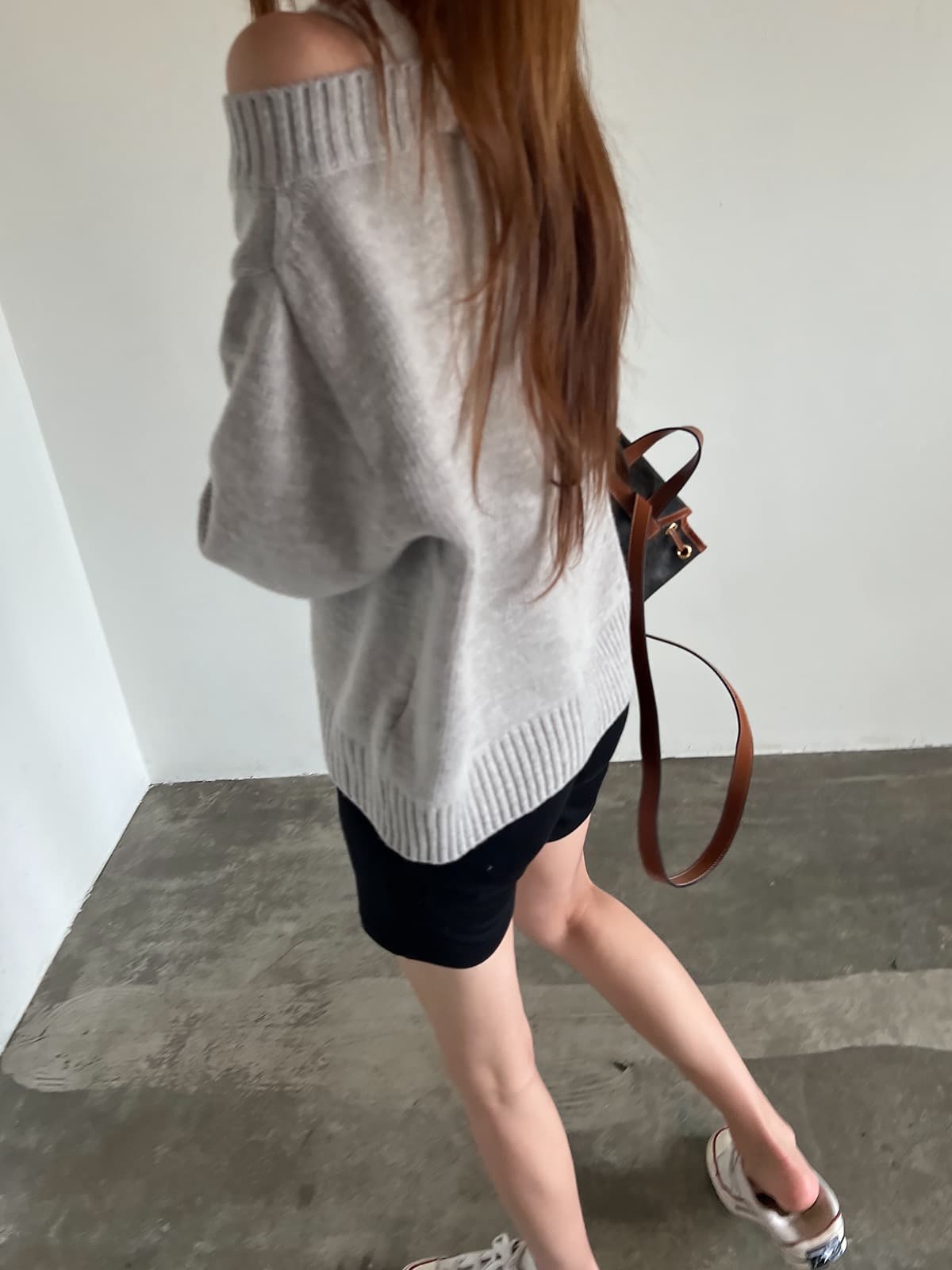있음 선적 한 부서 느긋한 바람 V넥 오프숄더 루즈핏 슬림해 보이는 긴팔 풀오버 상세 이미지 16