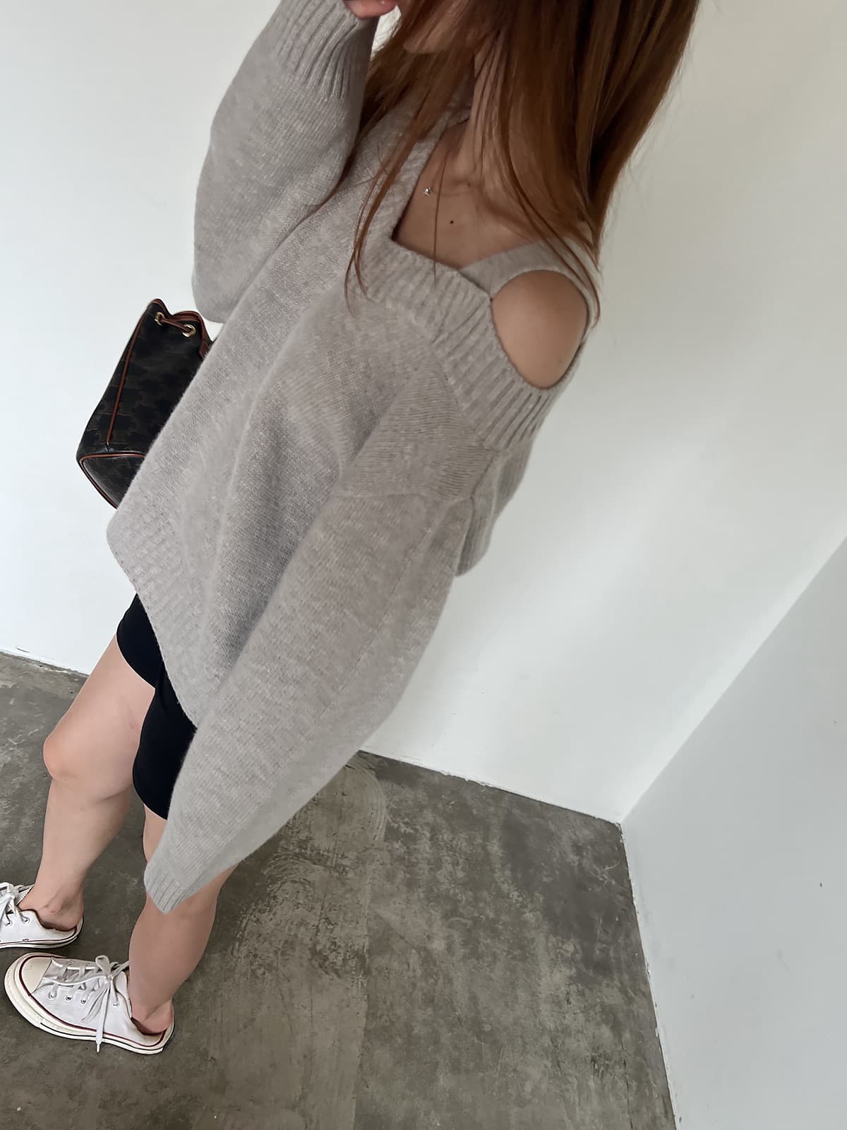 있음 선적 한 부서 느긋한 바람 V넥 오프숄더 루즈핏 슬림해 보이는 긴팔 풀오버 상세 이미지 17
