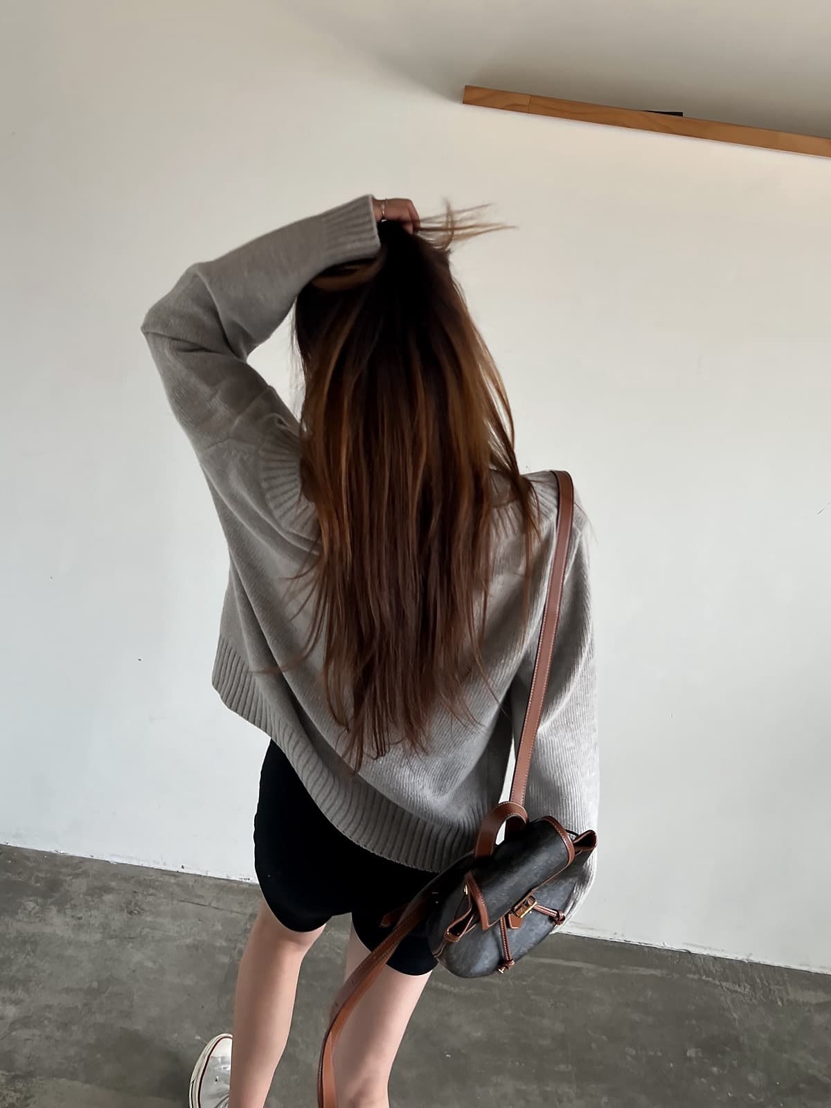 있음 선적 한 부서 느긋한 바람 V넥 오프숄더 루즈핏 슬림해 보이는 긴팔 풀오버 상세 이미지 18