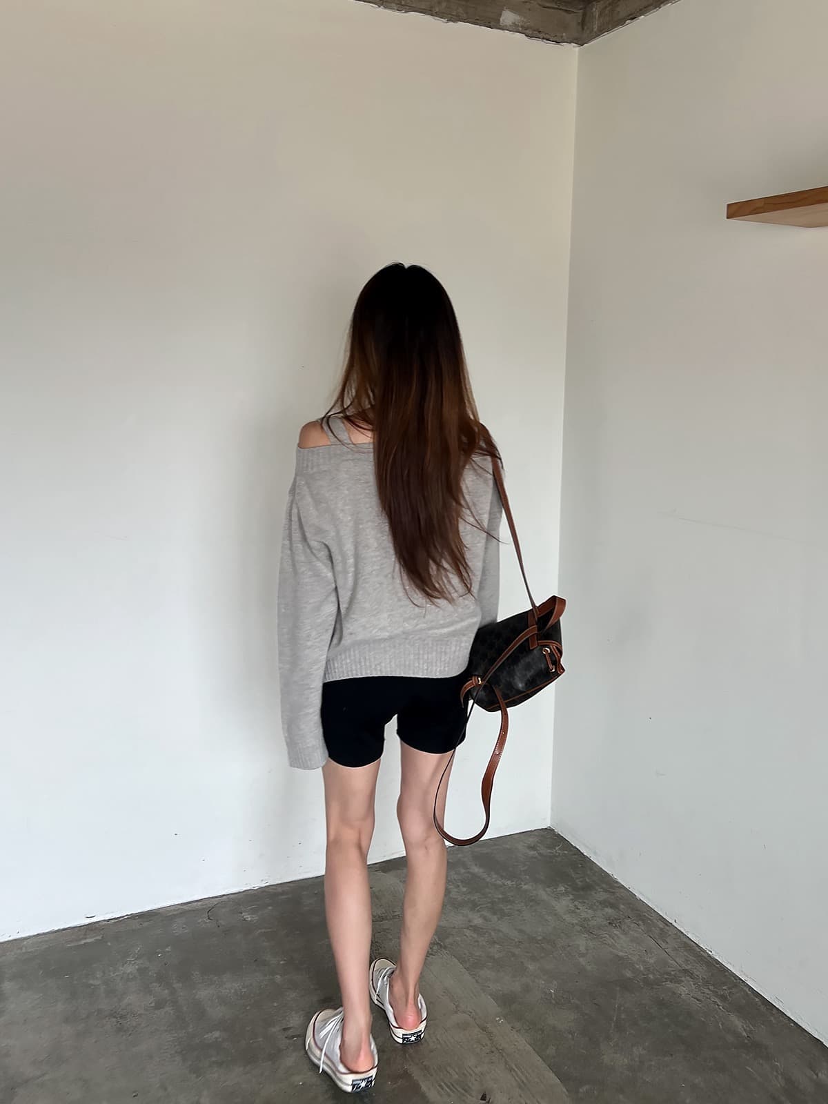 있음 선적 한 부서 느긋한 바람 V넥 오프숄더 루즈핏 슬림해 보이는 긴팔 풀오버 상세 이미지 19
