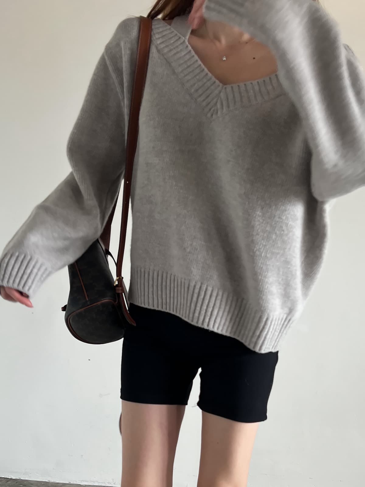 있음 선적 한 부서 느긋한 바람 V넥 오프숄더 루즈핏 슬림해 보이는 긴팔 풀오버 상세 이미지 20