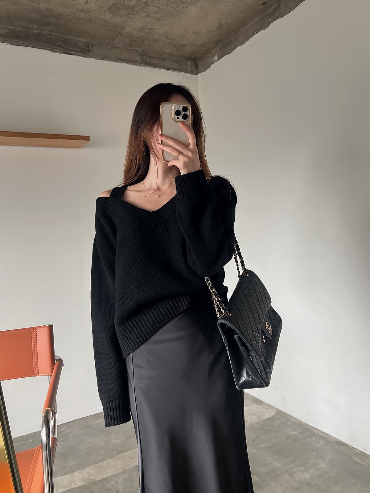 있음 선적 한 부서 느긋한 바람 V넥 오프숄더 루즈핏 슬림해 보이는 긴팔 풀오버 상세 이미지 21