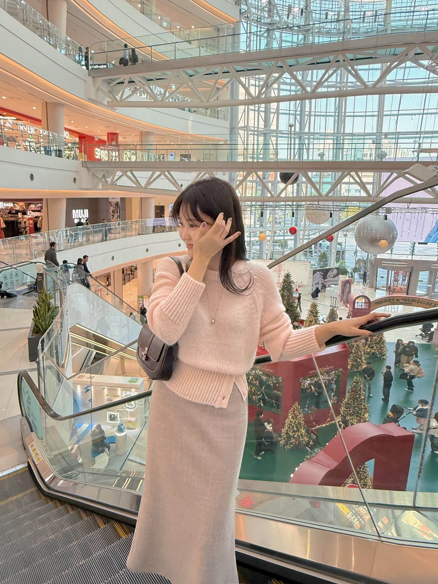 있음 선적 한 부서 부드러운 바람 사탕 색상 라운드 넥 측면 트임 슬림해 보이는 긴팔 풀오버 상세 이미지 15