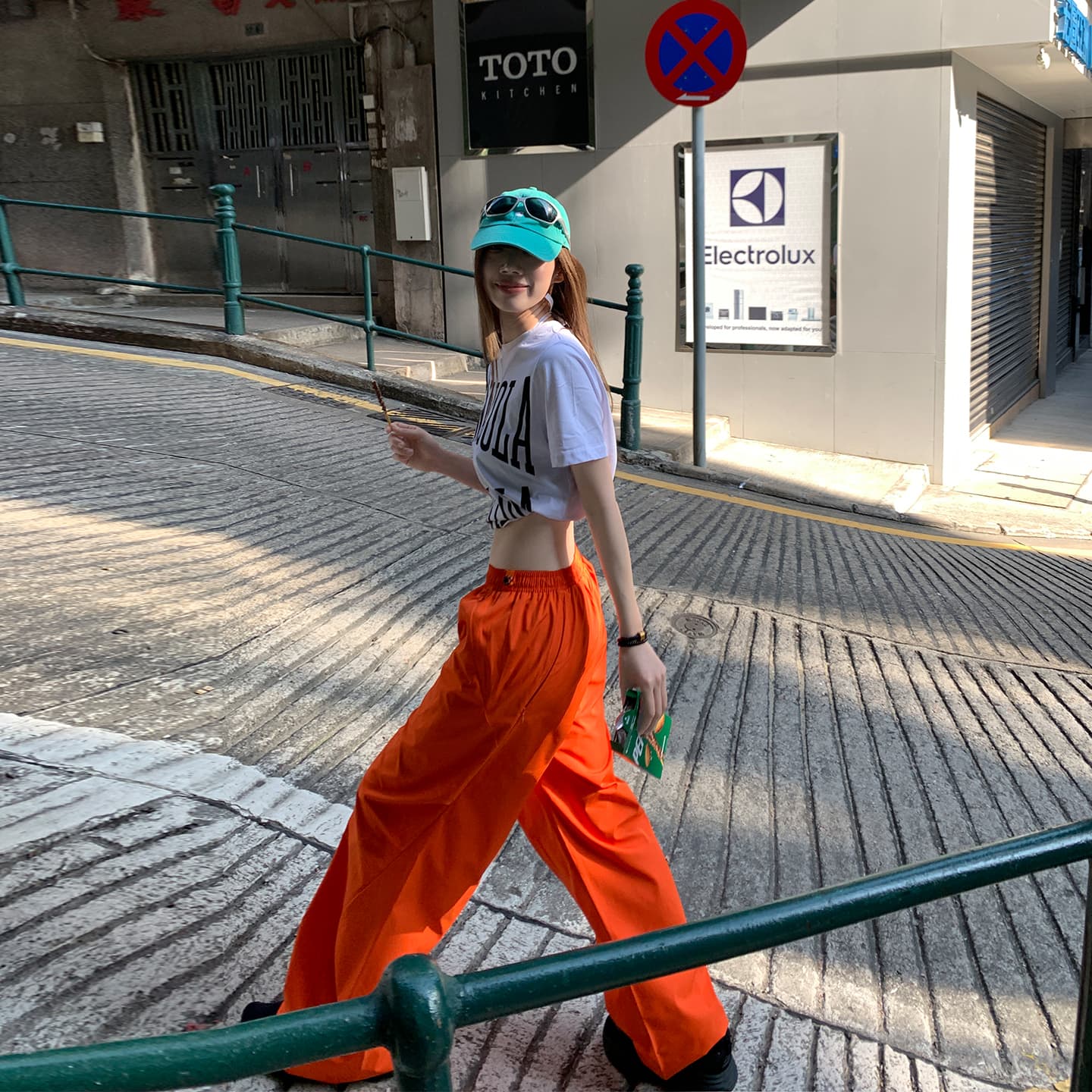 실사 달콤한 차가운 일몰 주황색 거리 밖 일상 슬림해 보이는 핫걸 눈길을 끄는 싱글 제품 캐주얼 워크웨어 팬츠 이미지 5