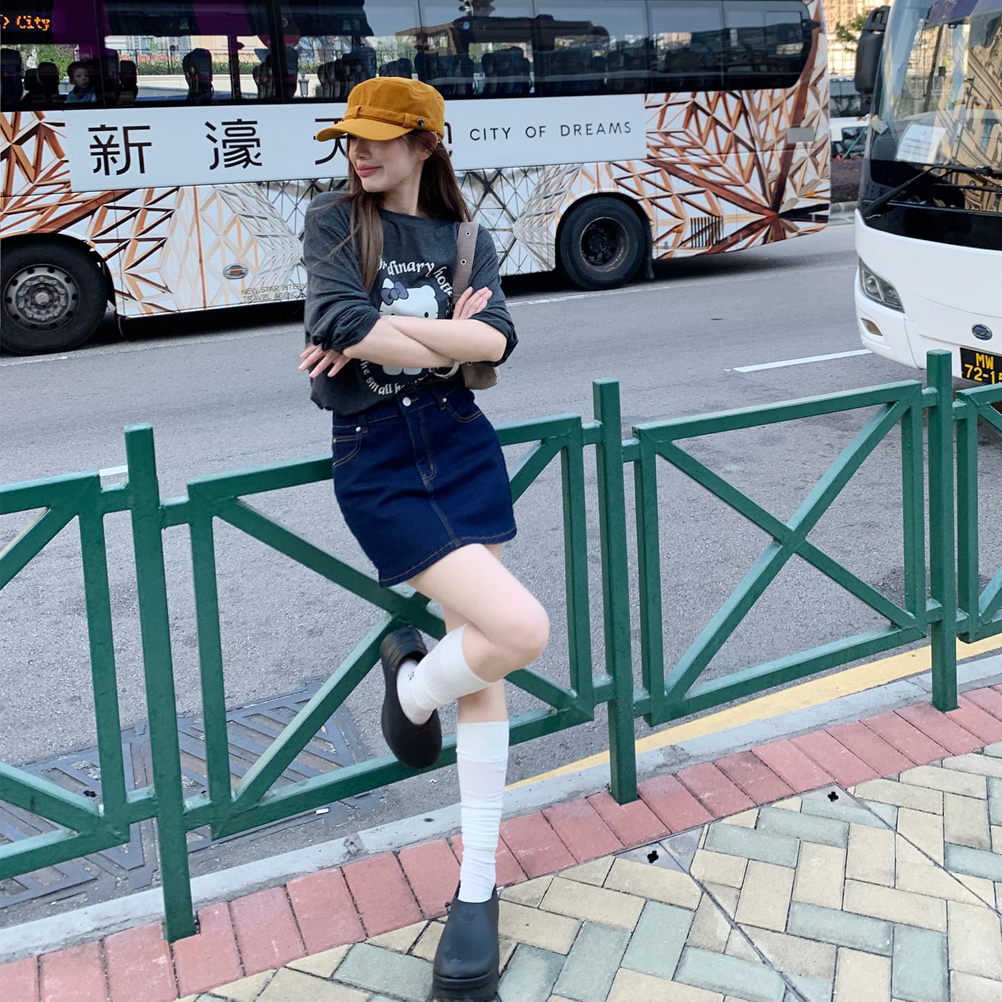 실사 낮음 포화 상태 한 여성 착용 가져 가라. 일상 단편화 달콤한 차가운 거리 데님 미니 스커트 포함 안감 이미지 4